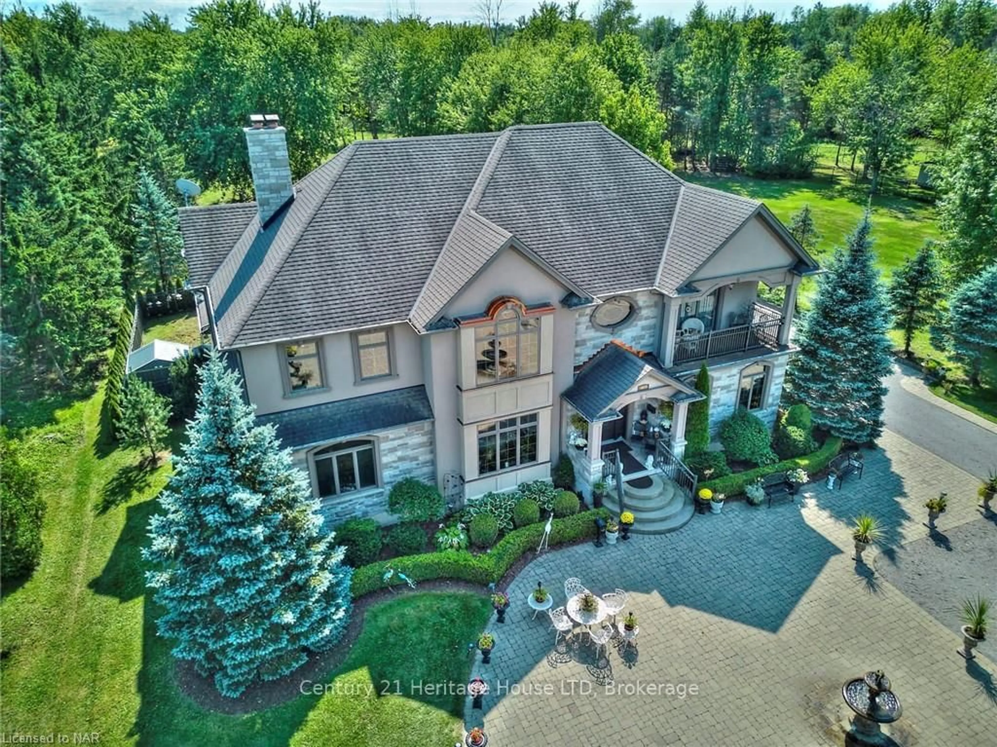 A pic from outside/outdoor area/front of a property/back of a property/a pic from drone, unknown for 4025 NIAGARA RIVER Pkwy, Fort Erie Ontario L0S 1S0