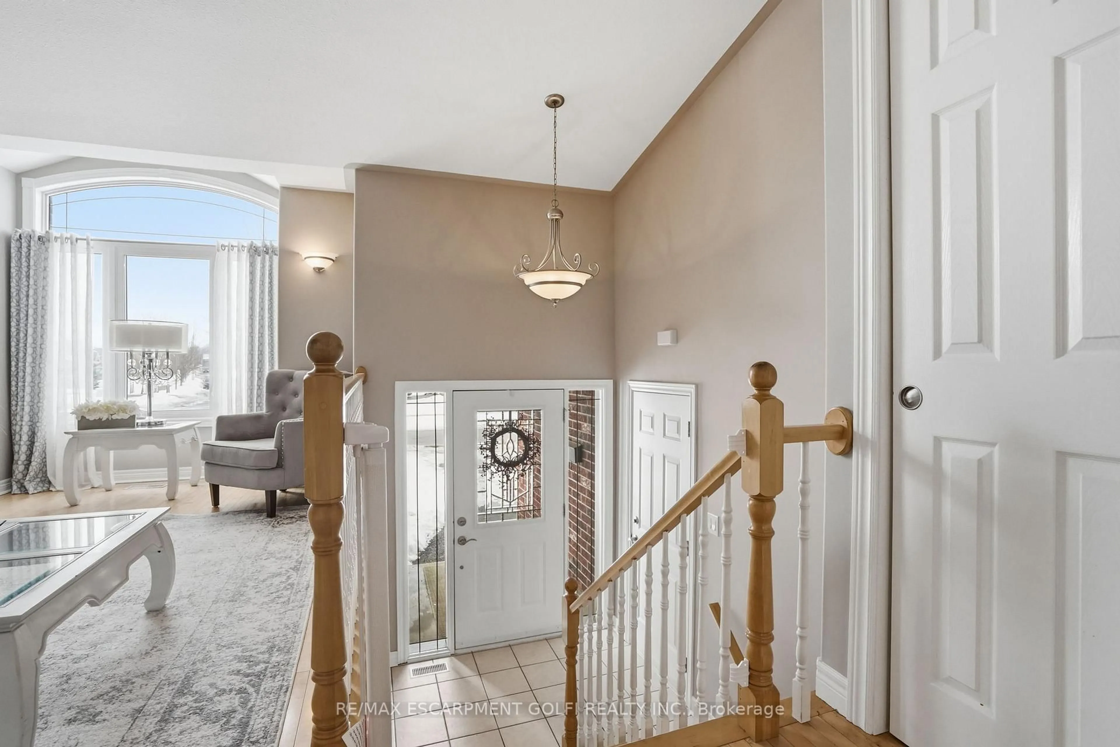 Indoor entryway for 136 Courtney Cres, Welland Ontario L3C 7H8