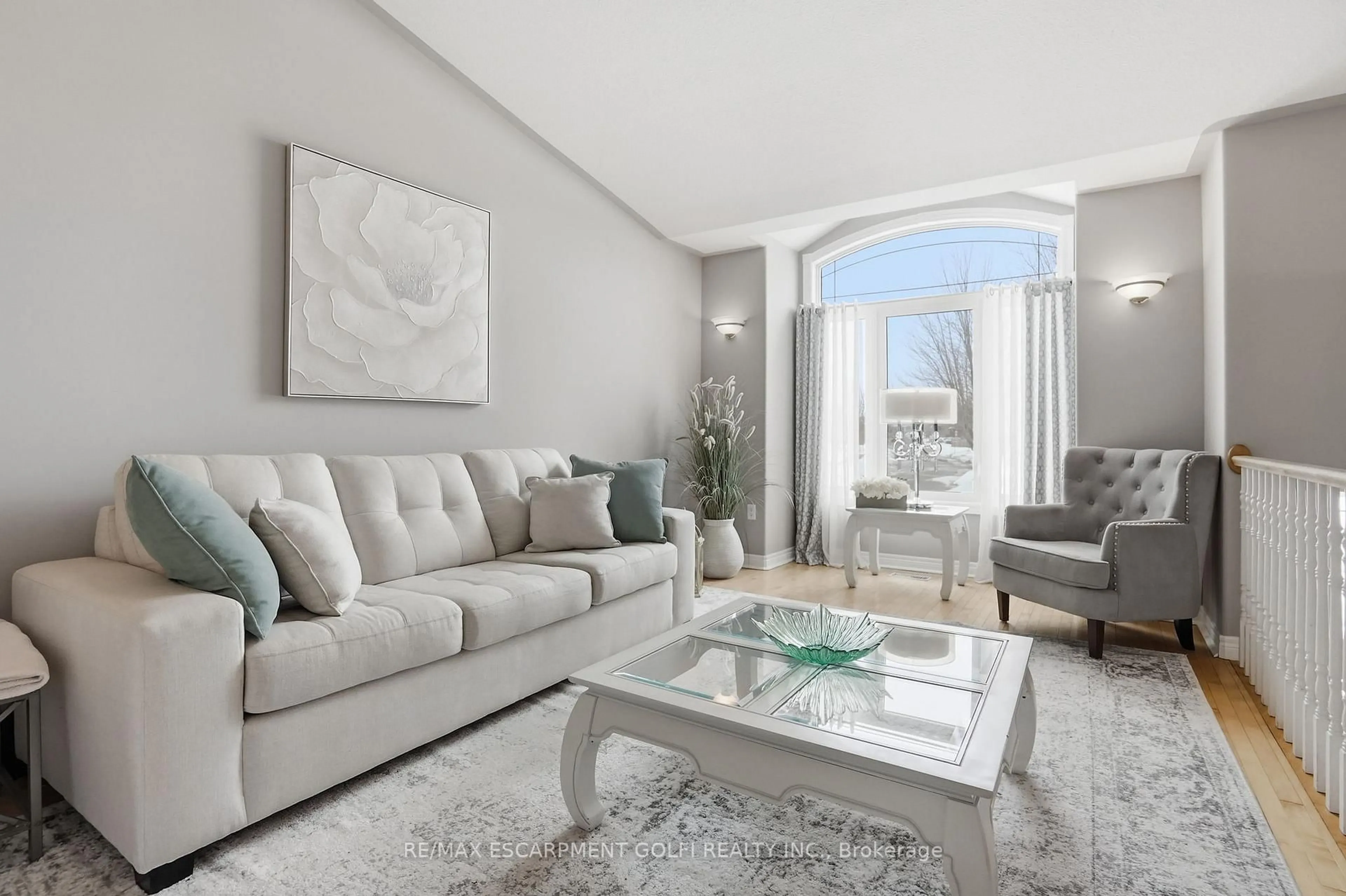 Living room with furniture, unknown for 136 Courtney Cres, Welland Ontario L3C 7H8