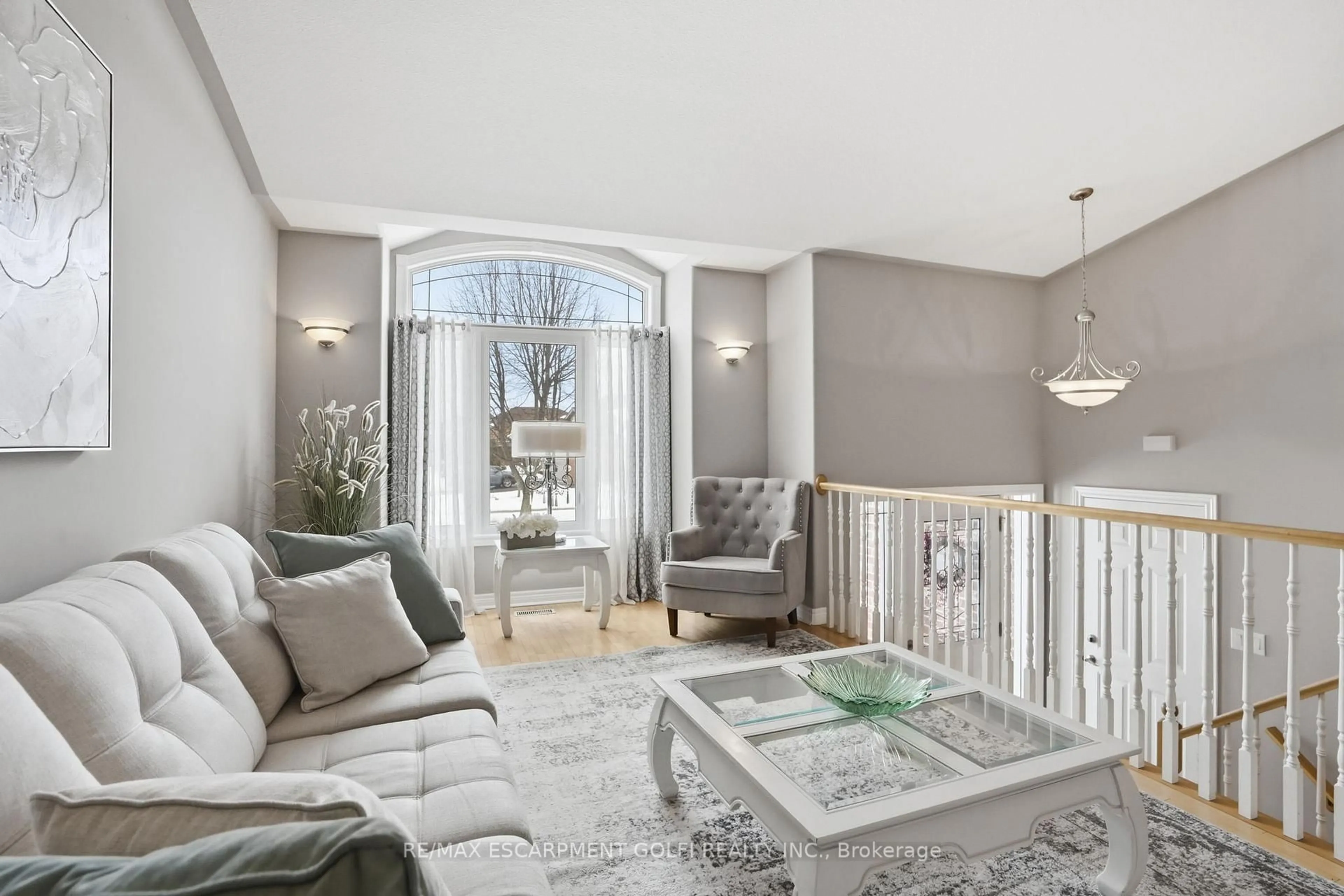 Living room with furniture, unknown for 136 Courtney Cres, Welland Ontario L3C 7H8