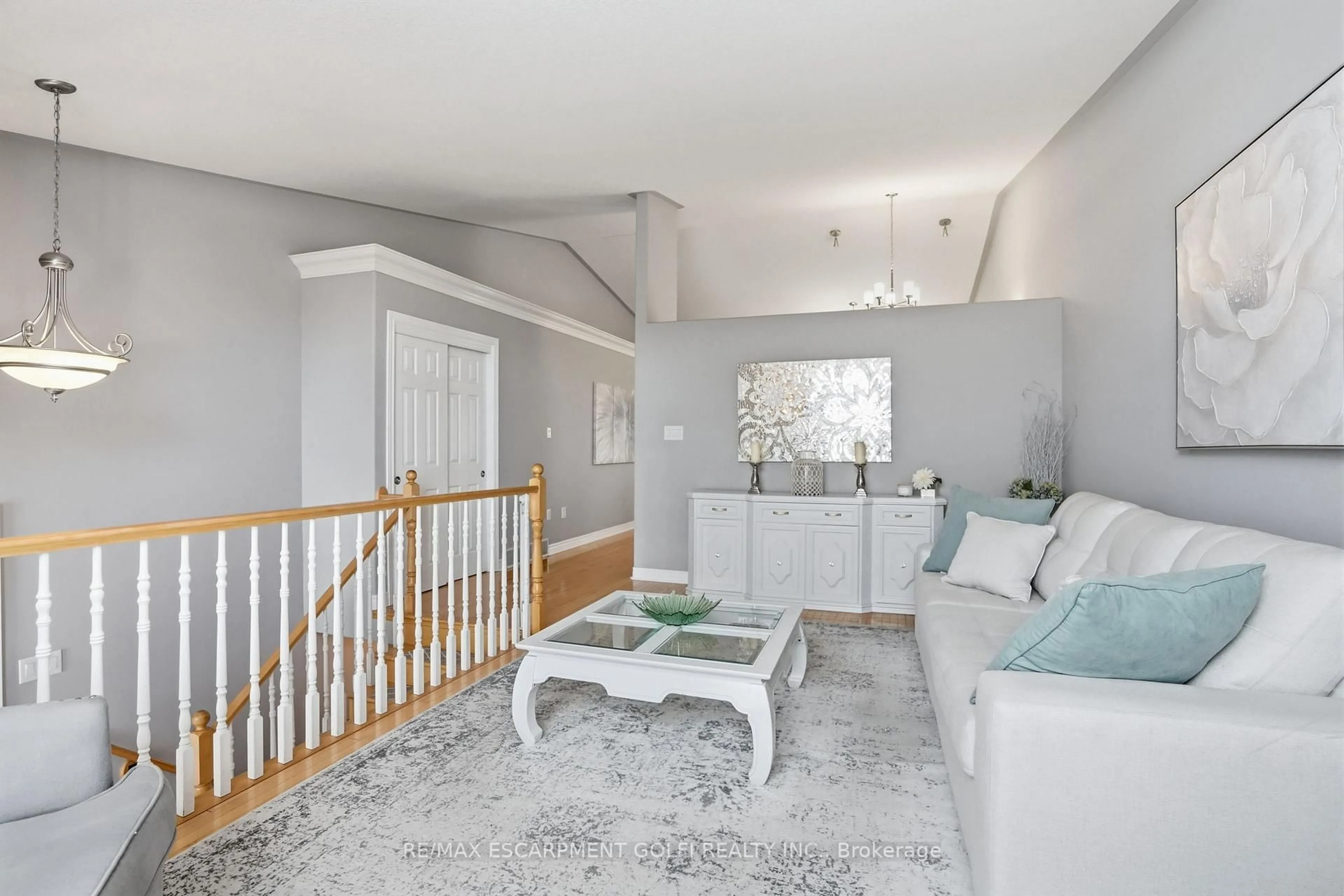 Living room with furniture, unknown for 136 Courtney Cres, Welland Ontario L3C 7H8