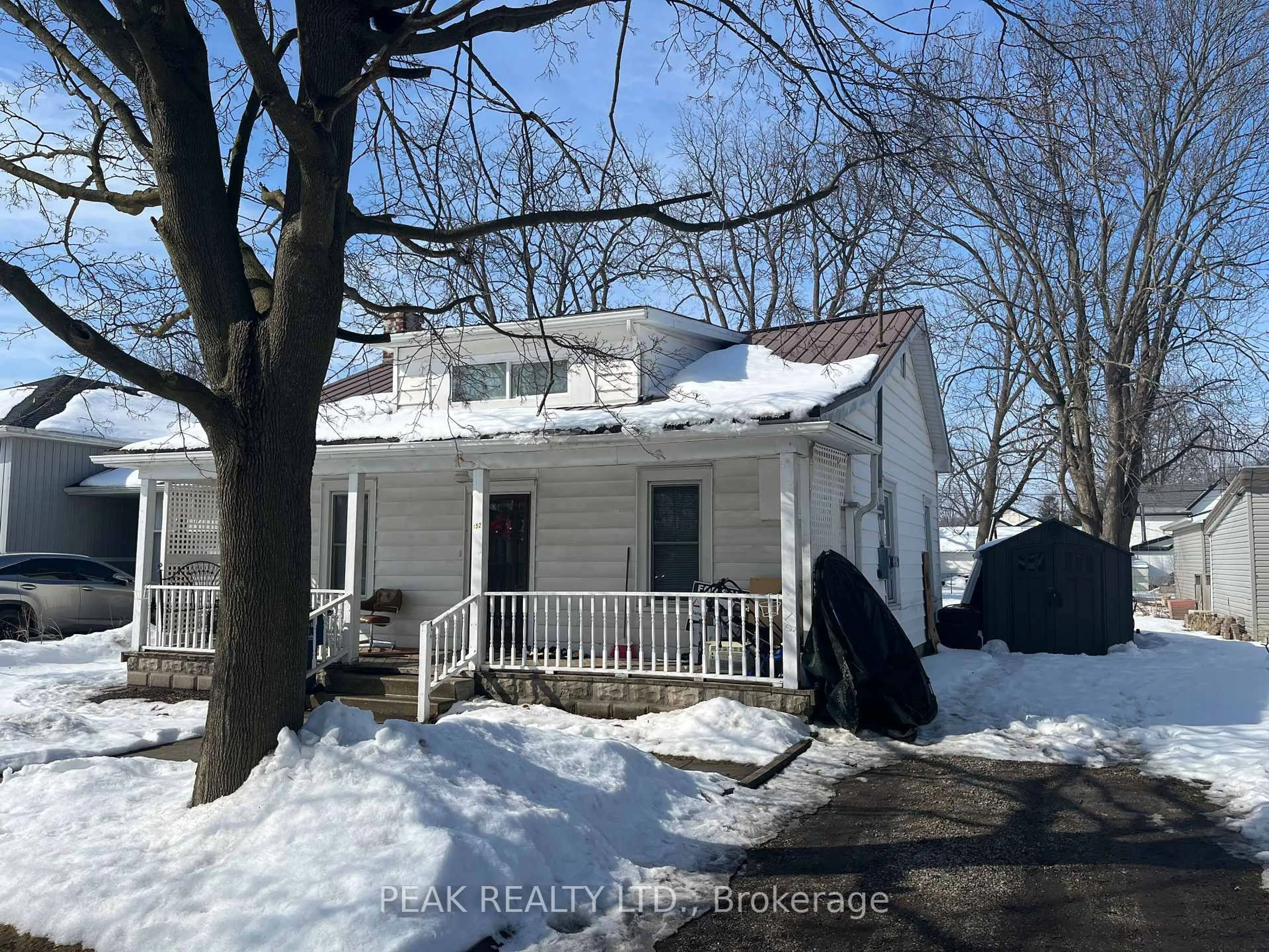 A pic from outside/outdoor area/front of a property/back of a property/a pic from drone, street for 152 Elm St, Chatham-Kent Ontario N0P 1C0