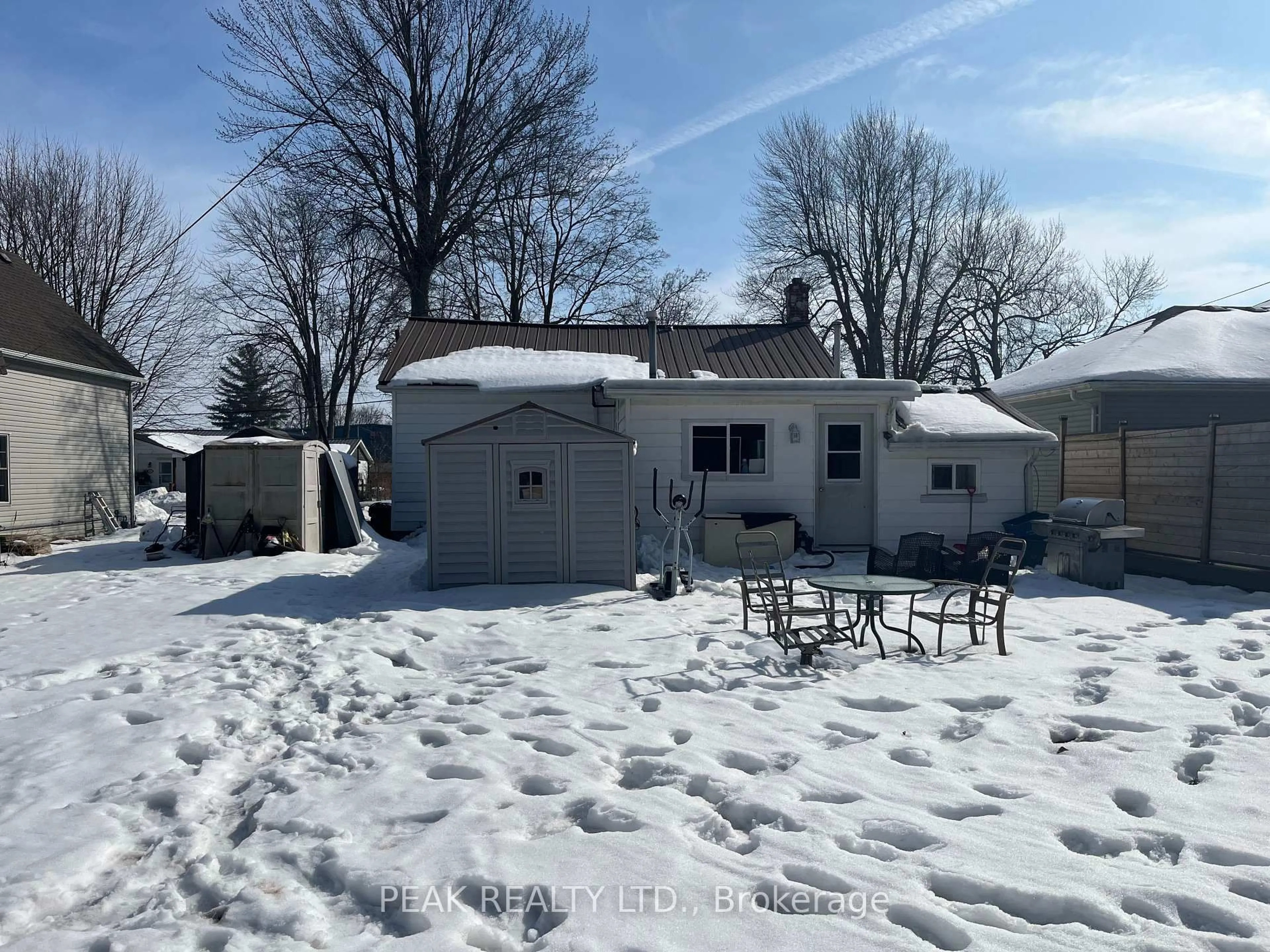 A pic from outside/outdoor area/front of a property/back of a property/a pic from drone, street for 152 Elm St, Chatham-Kent Ontario N0P 1C0