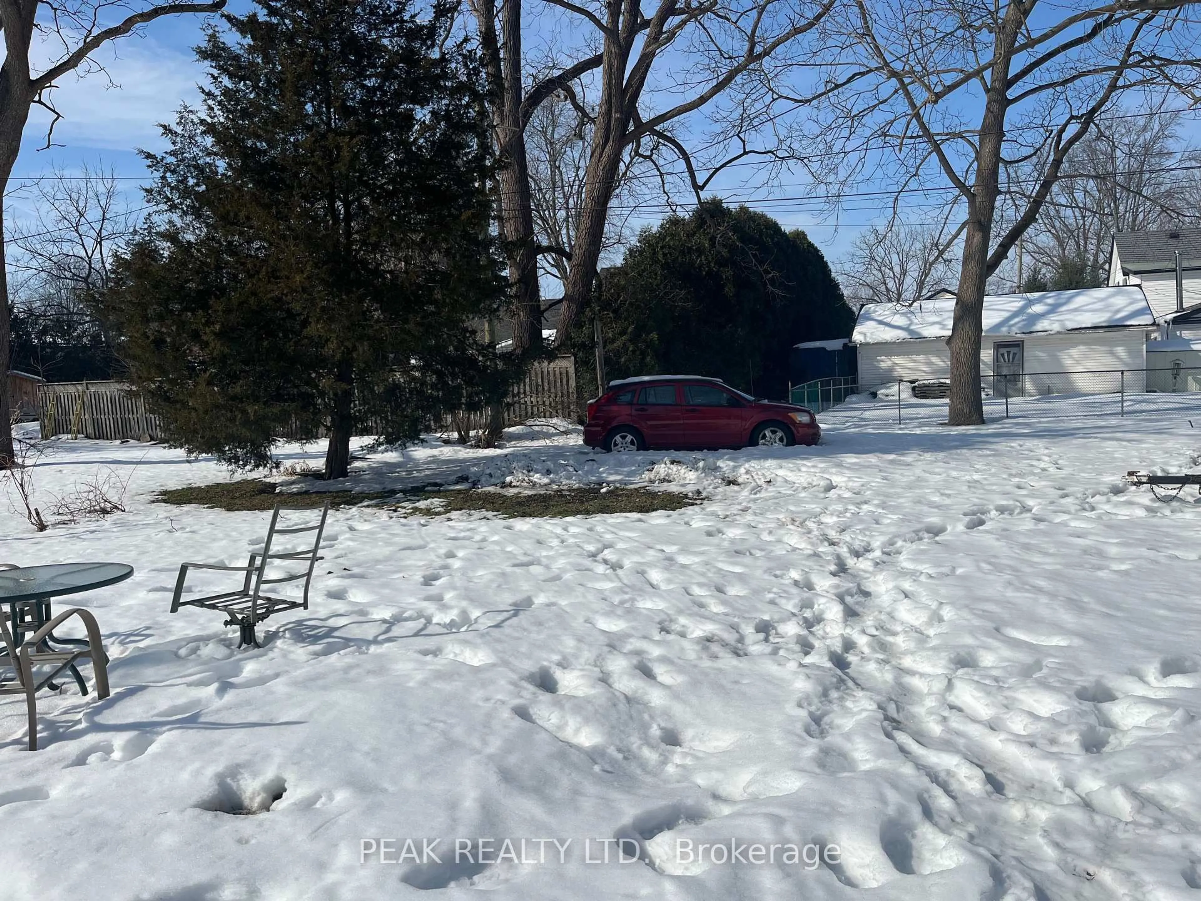 A pic from outside/outdoor area/front of a property/back of a property/a pic from drone, street for 152 Elm St, Chatham-Kent Ontario N0P 1C0