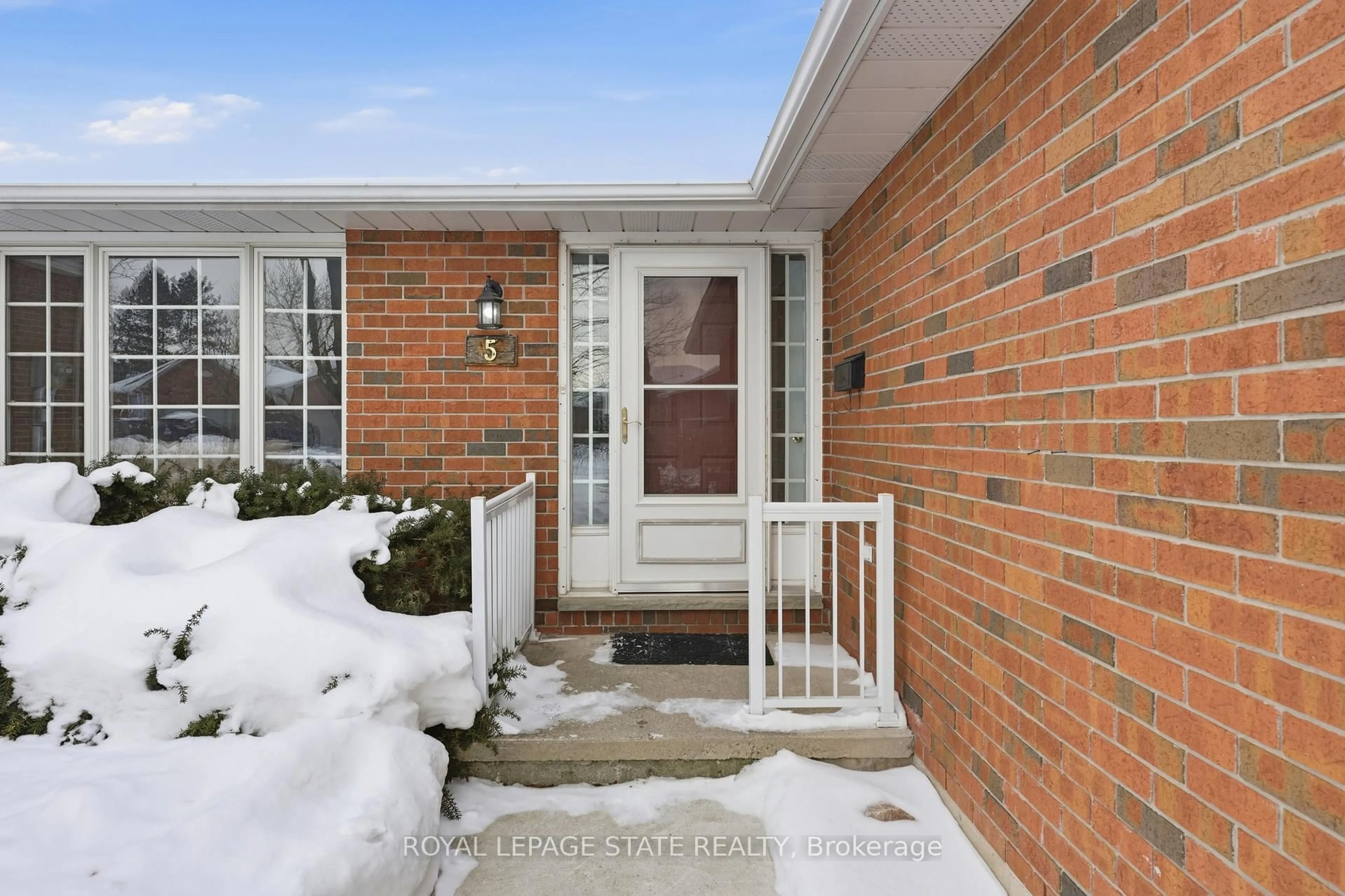 Indoor entryway for 5 Linington Tr, Hamilton Ontario L9H 6Z5