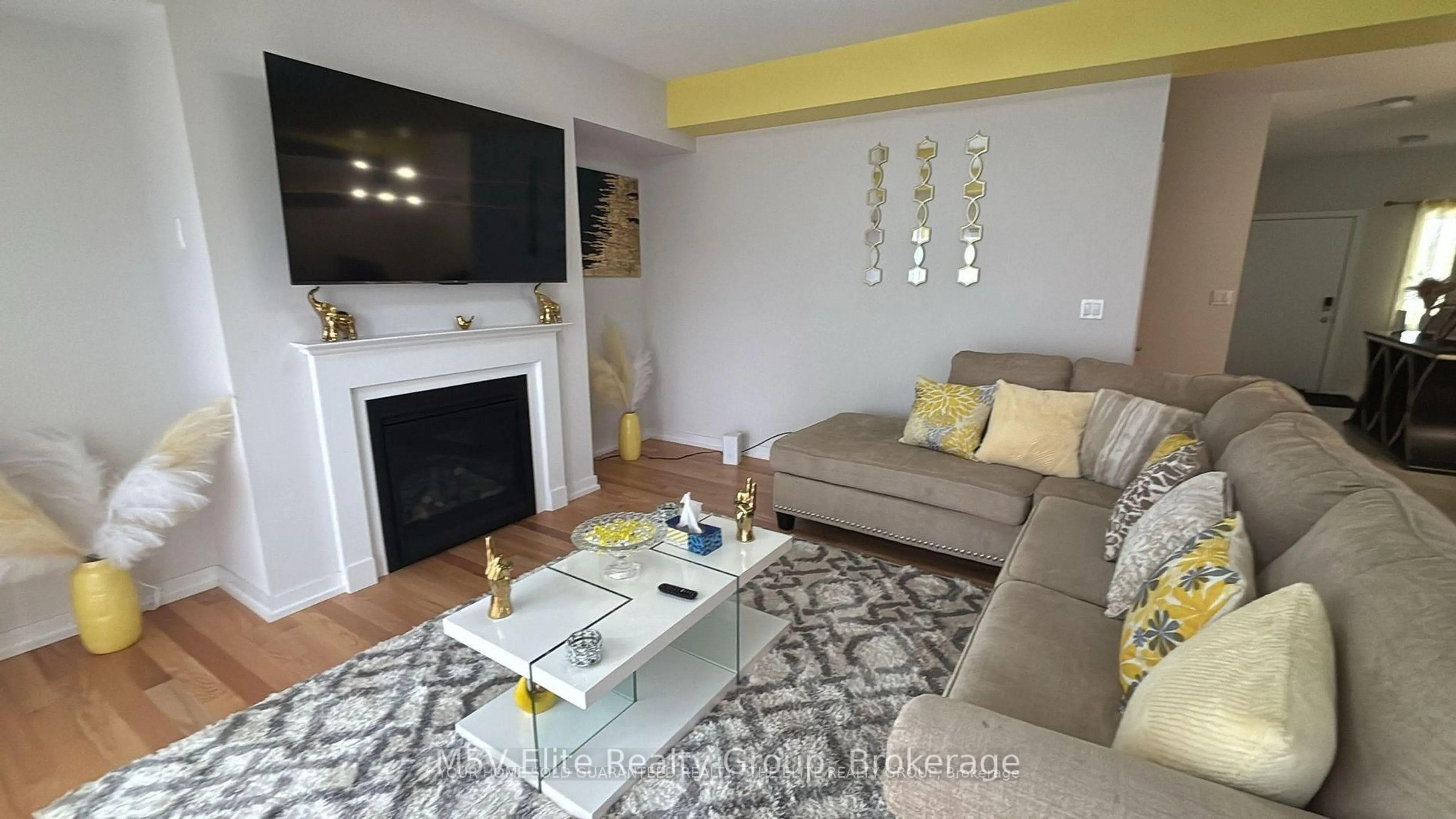 Living room with furniture, wood/laminate floor for 56 Trailside Dr, Haldimand Ontario N0A 1S0