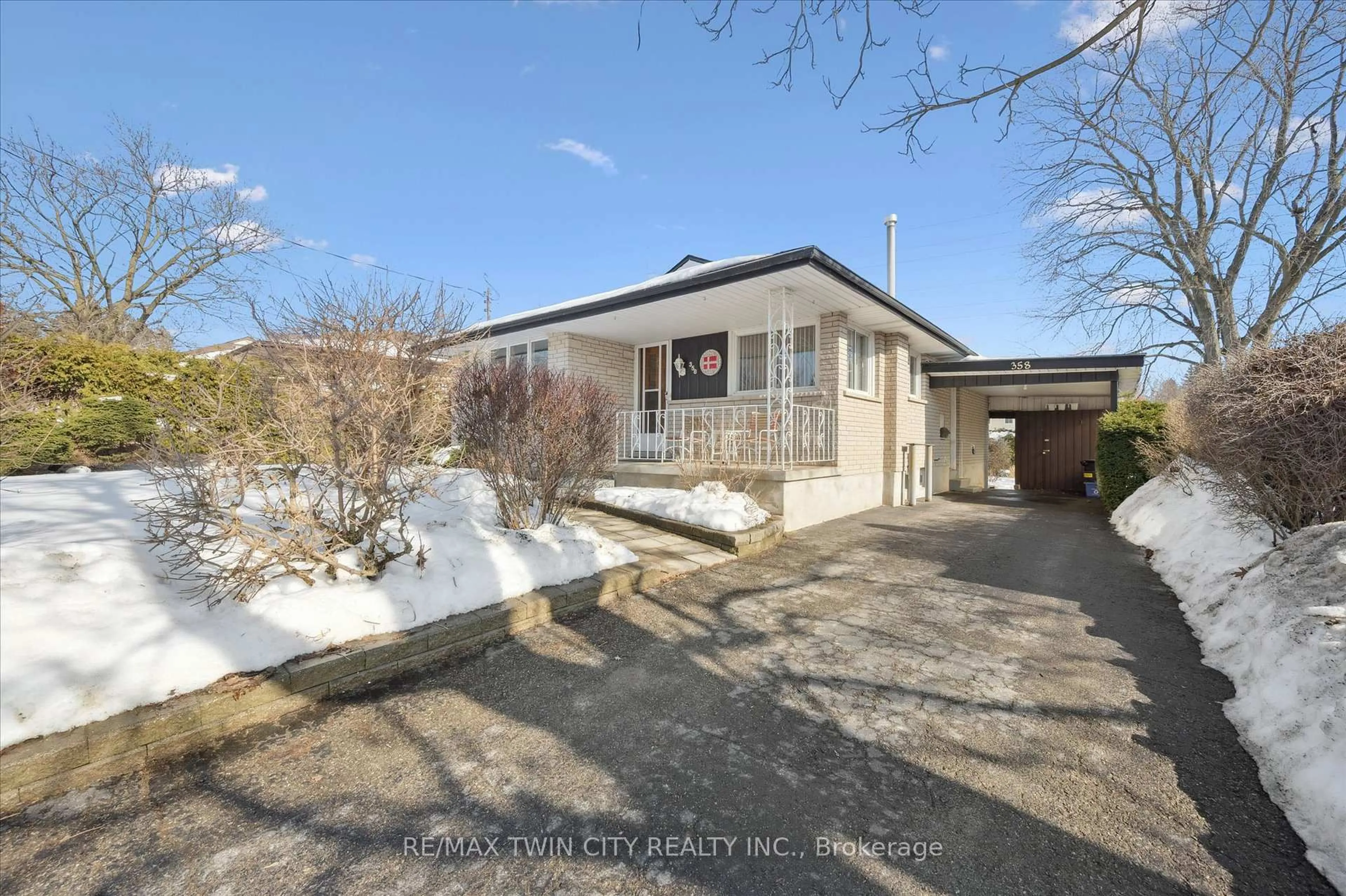 A pic from outside/outdoor area/front of a property/back of a property/a pic from drone, street for 358 Southill Dr, Kitchener Ontario N2A 2R1