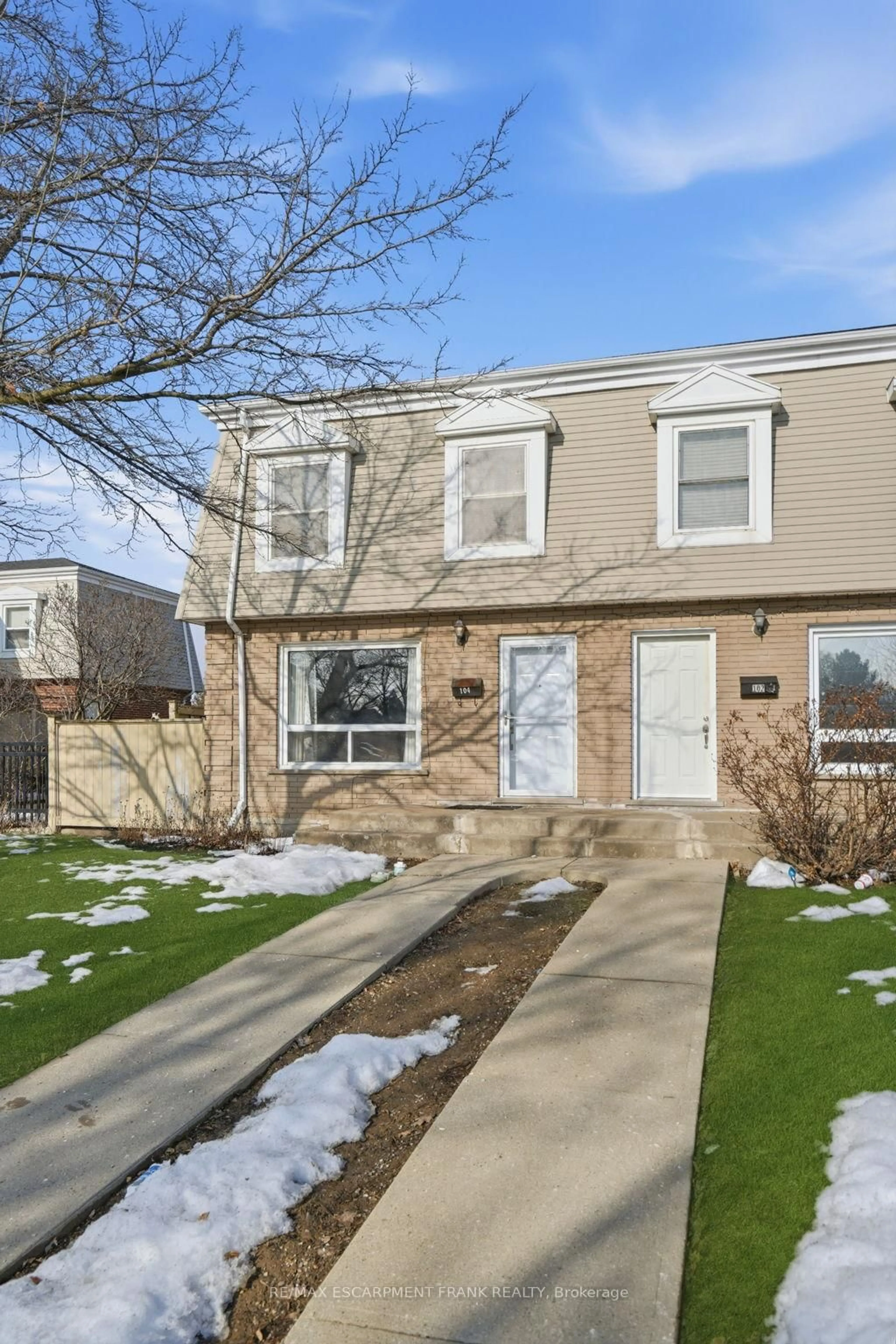 Home with vinyl exterior material, street for 104 Neil Ave, Hamilton Ontario L8G 2N6