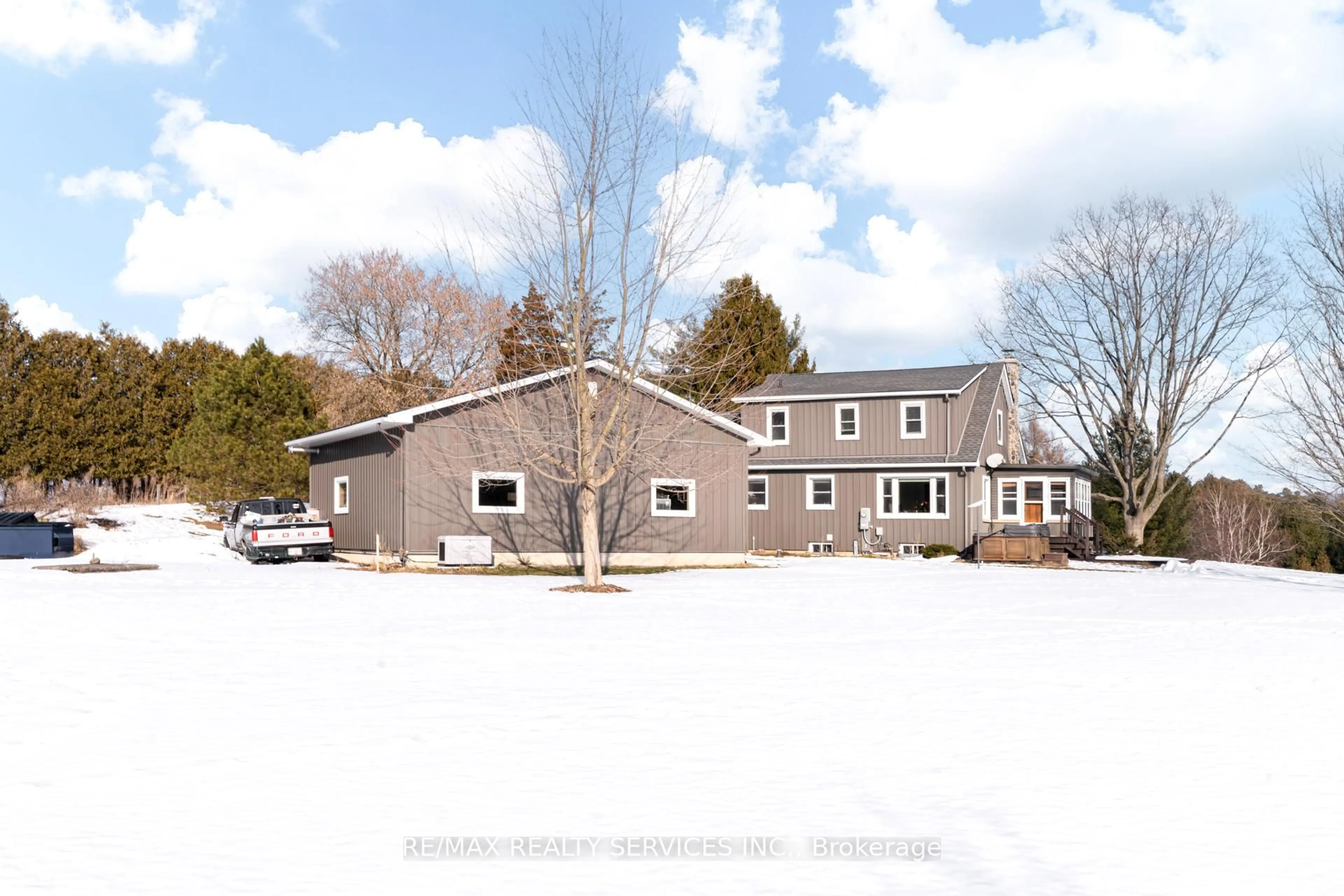 Home with vinyl exterior material, building for 47746 Southdale Line, Central Elgin Ontario N5P 3S6