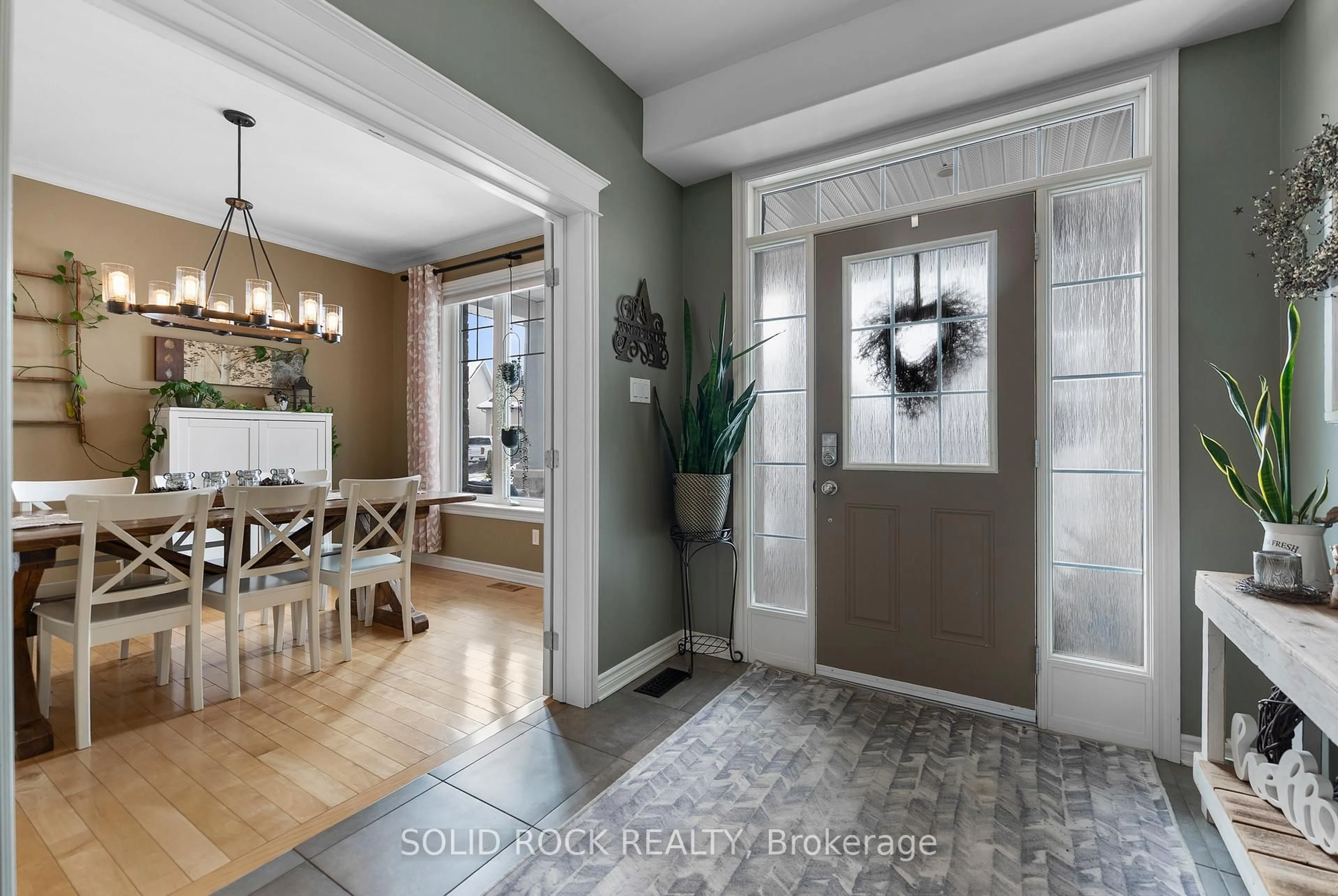 Indoor entryway for 182 Arthur St, Arnprior Ontario K7S 1A4