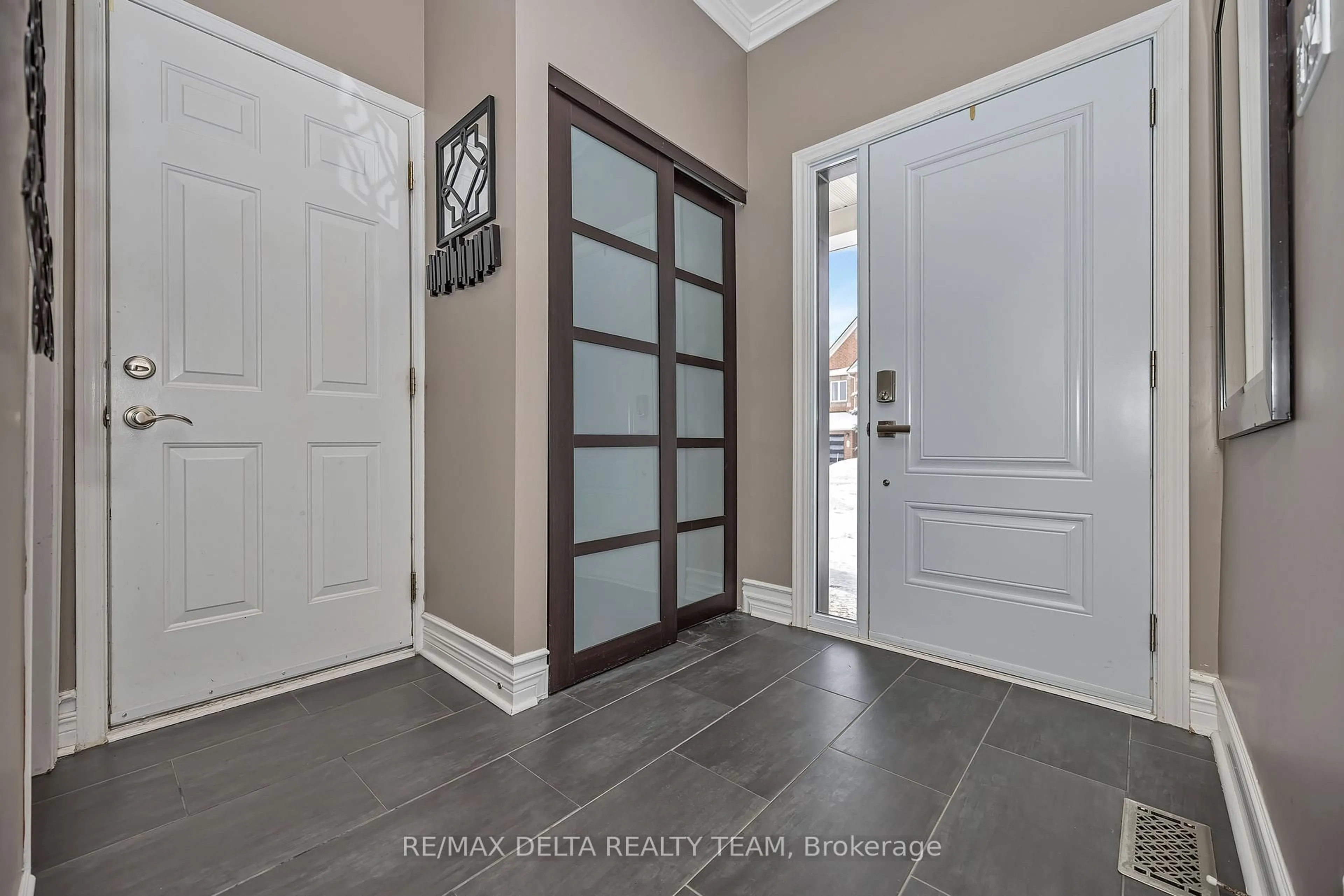Indoor entryway for 39 Sunvale Way, Ottawa Ontario K2G 6Y1