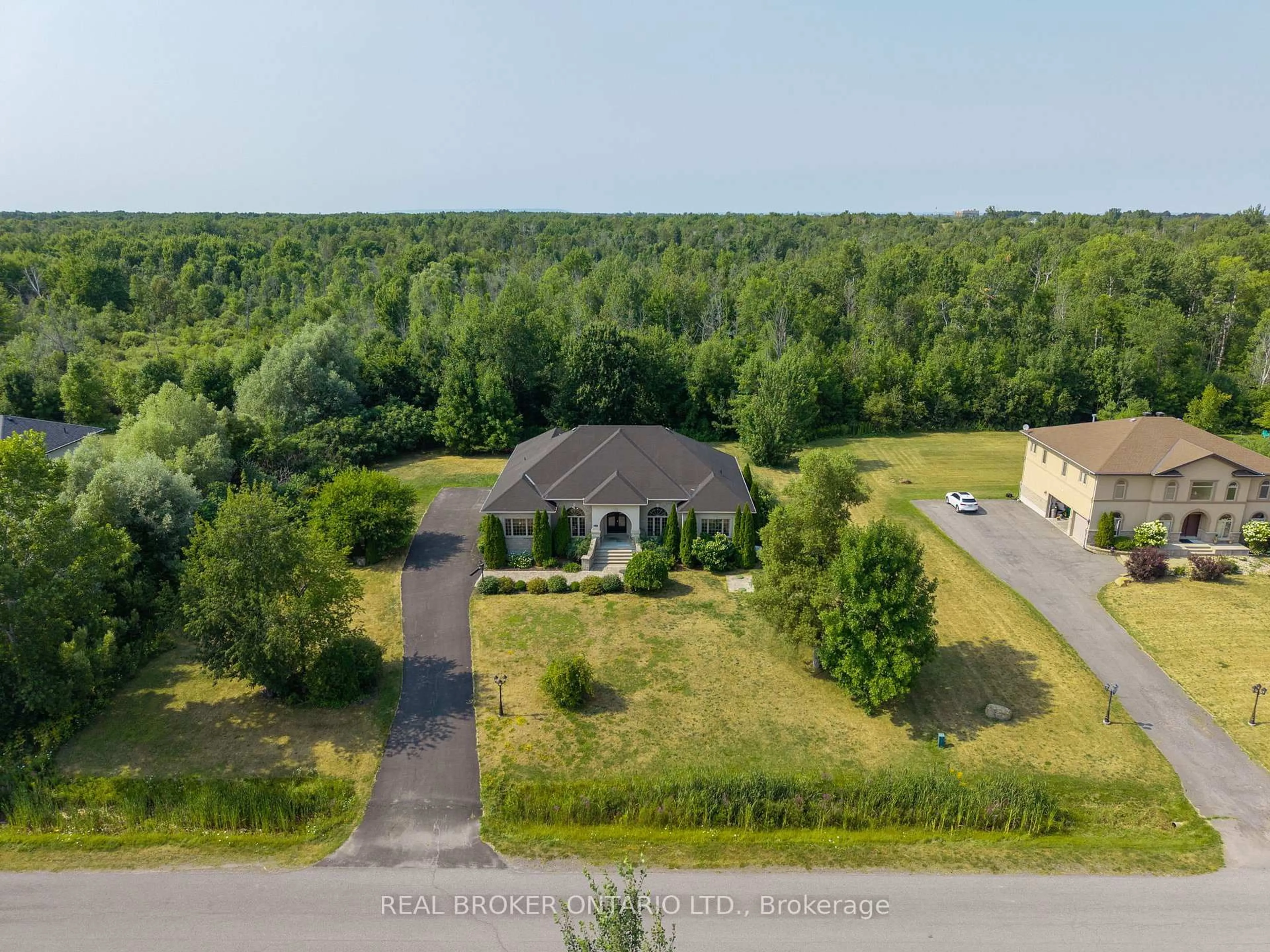 A pic from outside/outdoor area/front of a property/back of a property/a pic from drone, unknown for 525 Tullamore St, Ottawa Ontario K1X 0A2