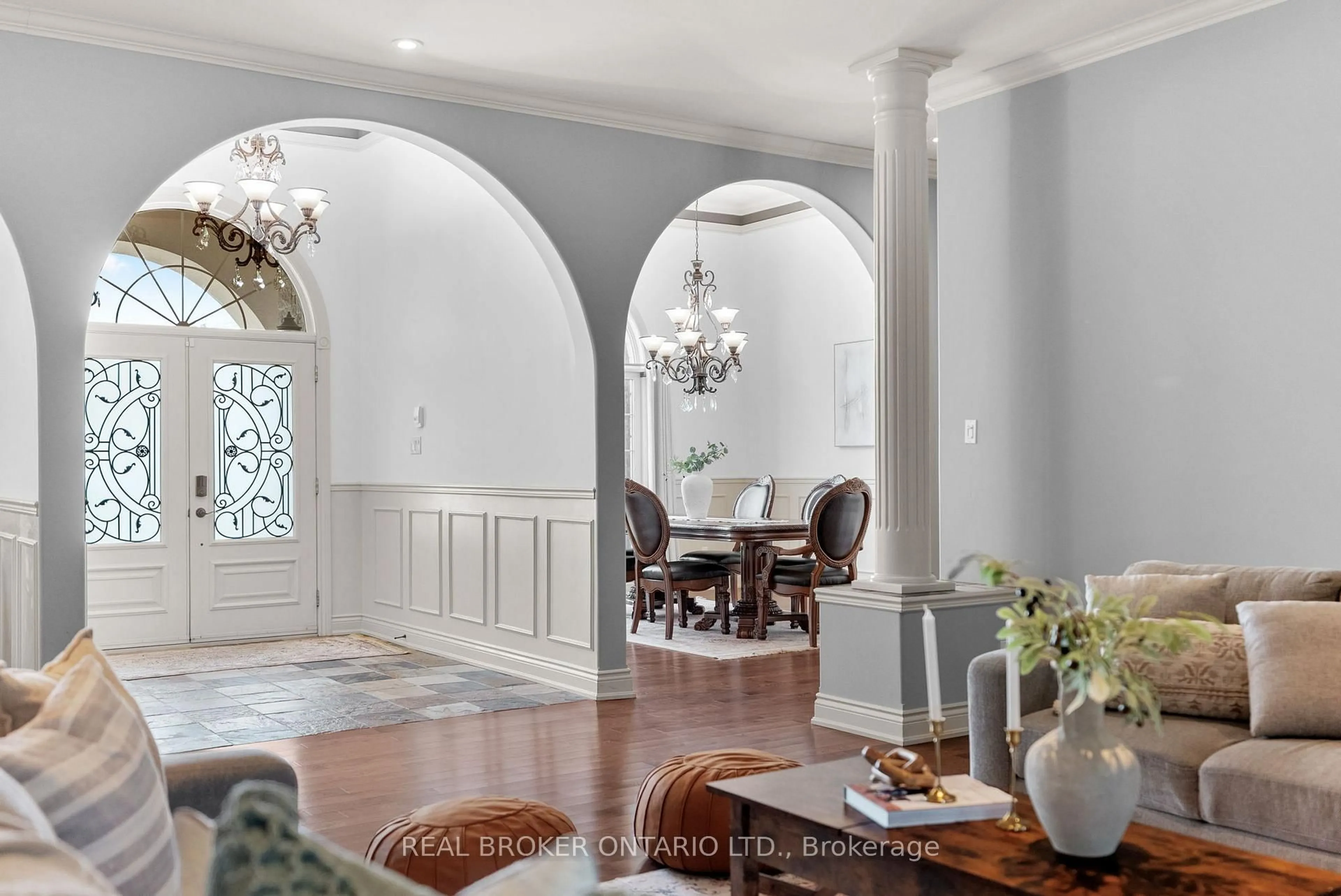 Indoor entryway for 525 Tullamore St, Ottawa Ontario K1X 0A2