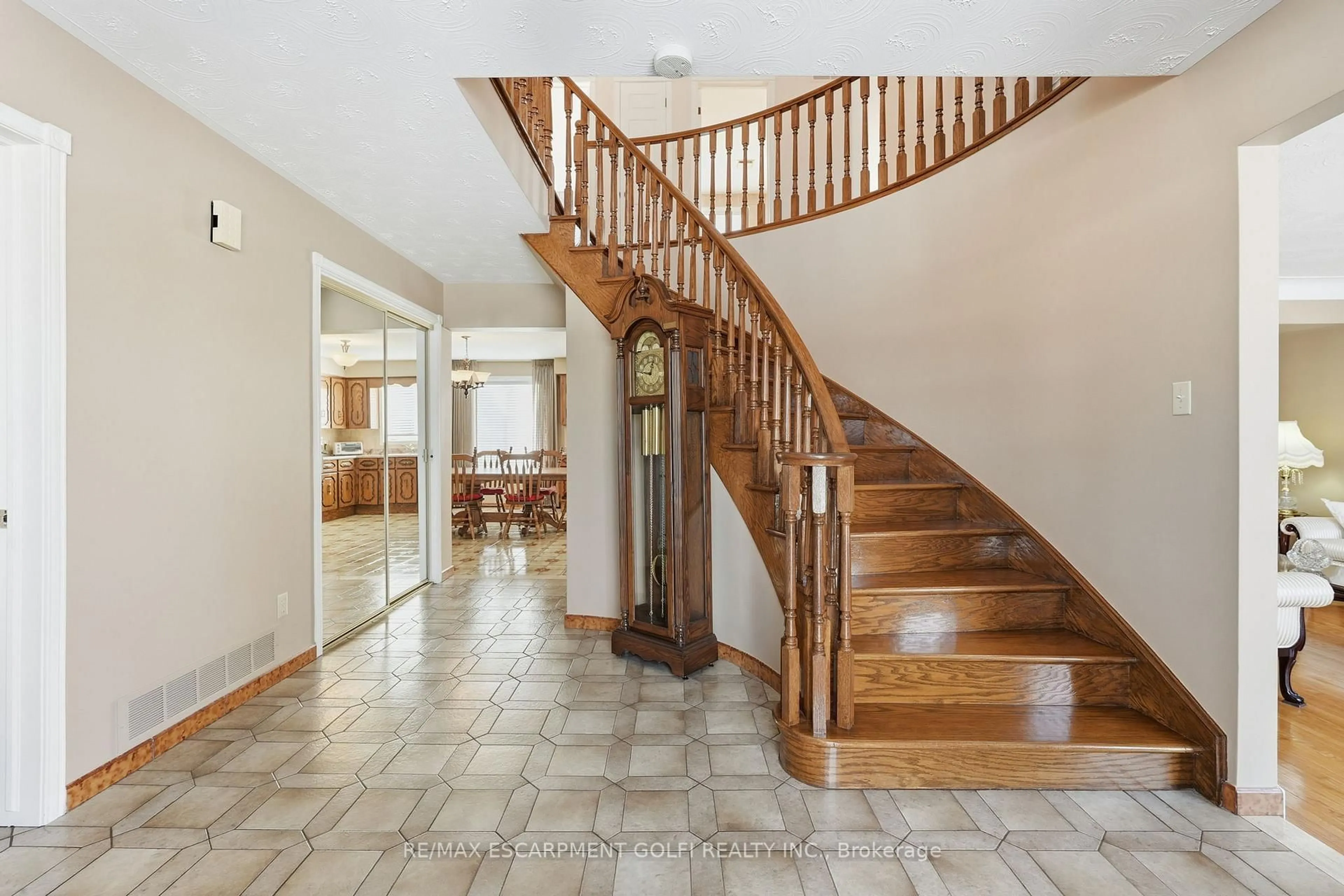 Indoor foyer for 383 Scenic Dr, Hamilton Ontario L9C 1G6