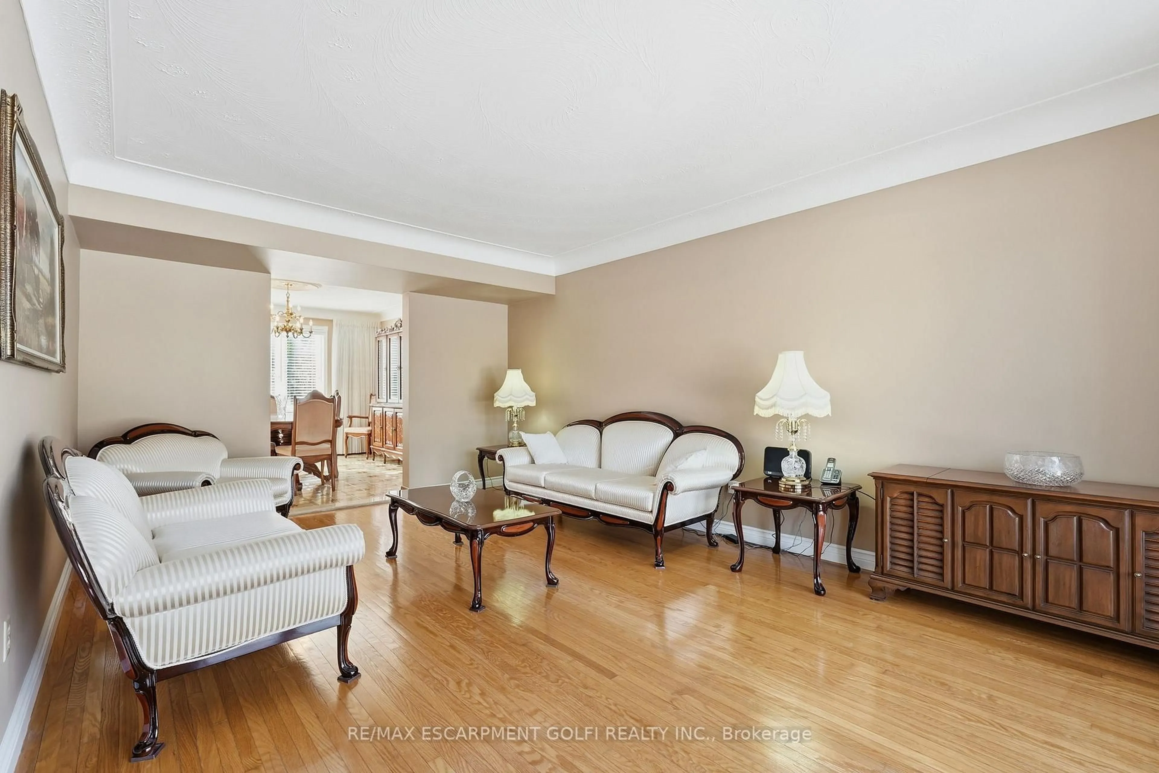 Living room with furniture, unknown for 383 Scenic Dr, Hamilton Ontario L9C 1G6