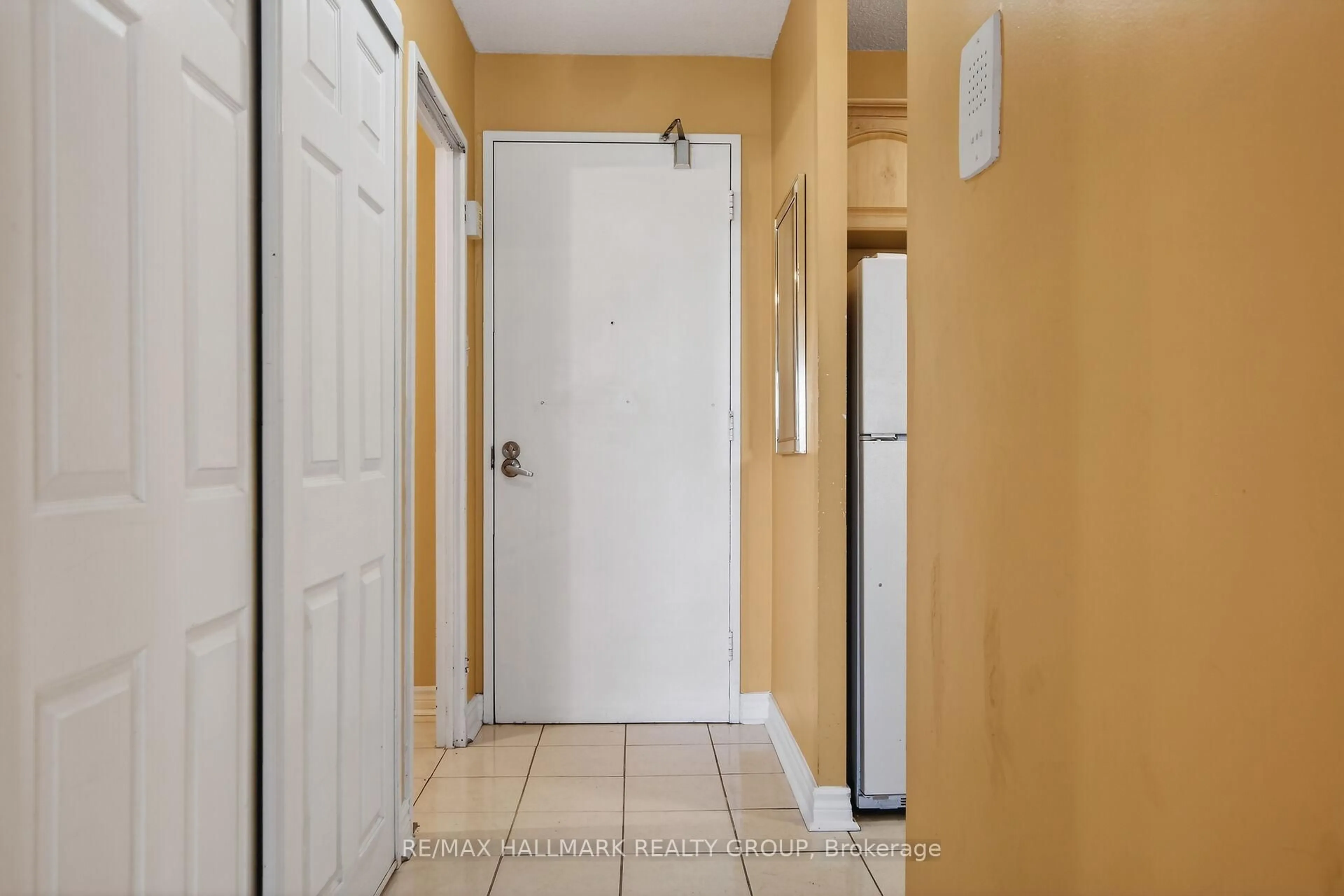 Indoor entryway for 1380 Prince Of Wales Dr #109, Ottawa Ontario K2C 3N5