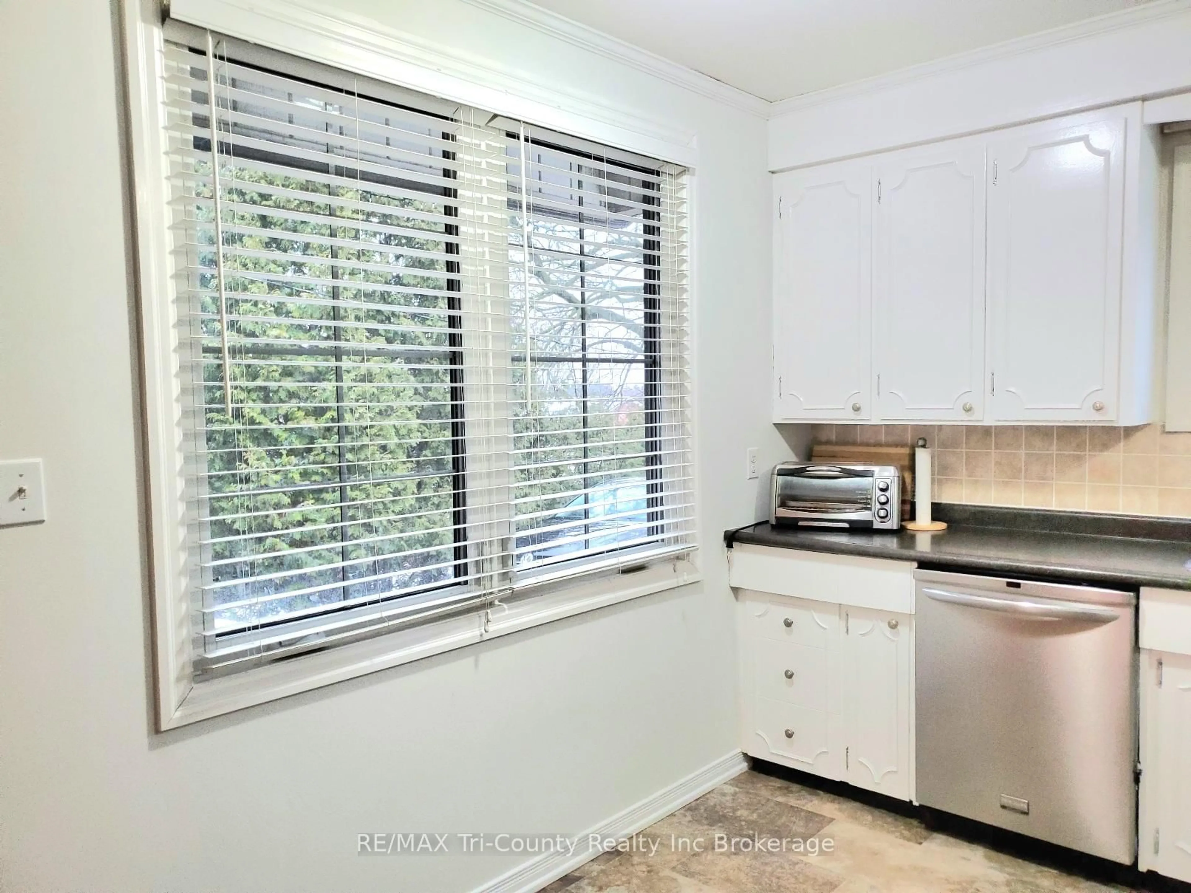 Standard kitchen, unknown for 52 North St, Tillsonburg Ontario N4G 1C1