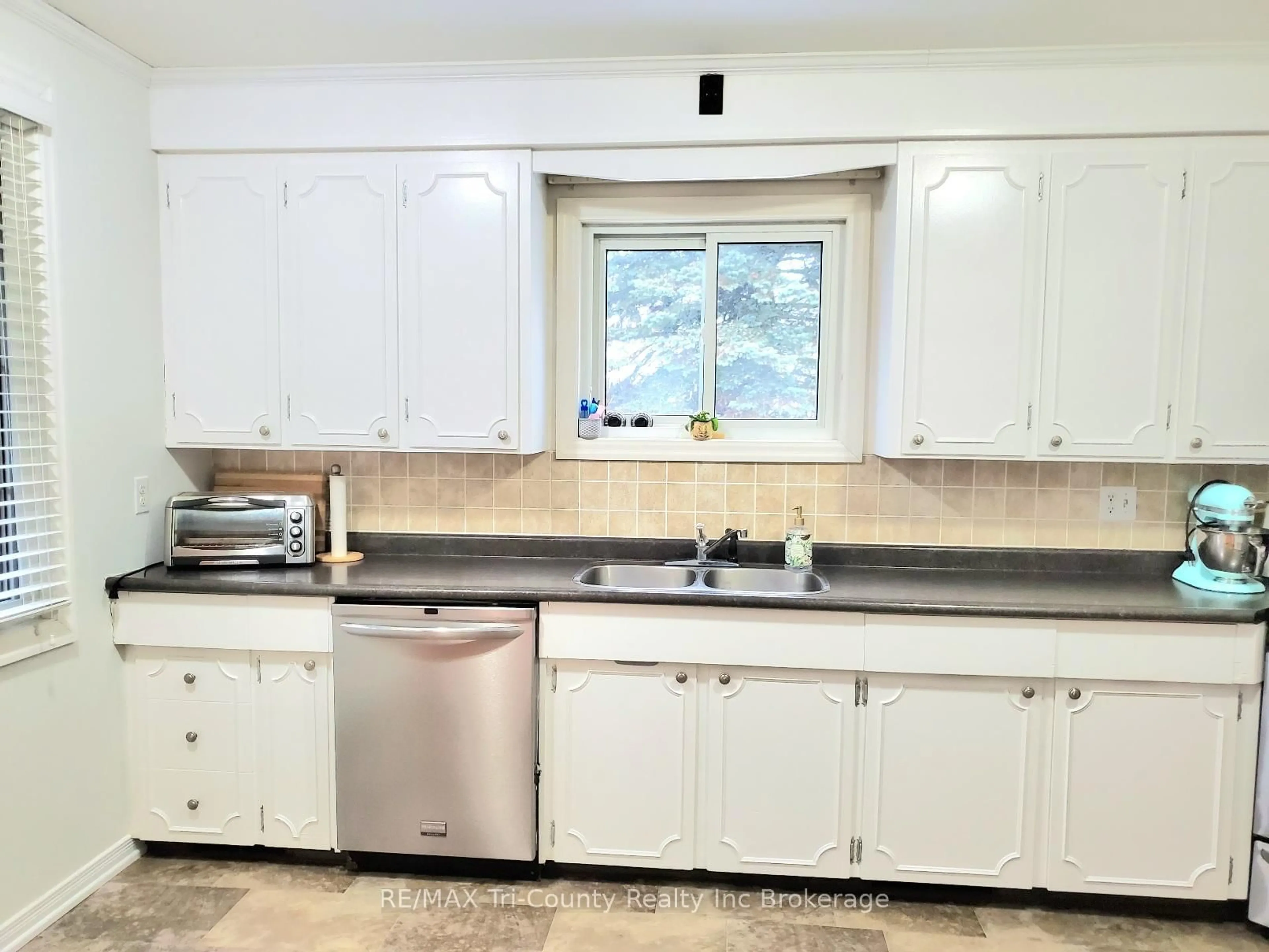 Standard kitchen, ceramic/tile floor for 52 North St, Tillsonburg Ontario N4G 1C1