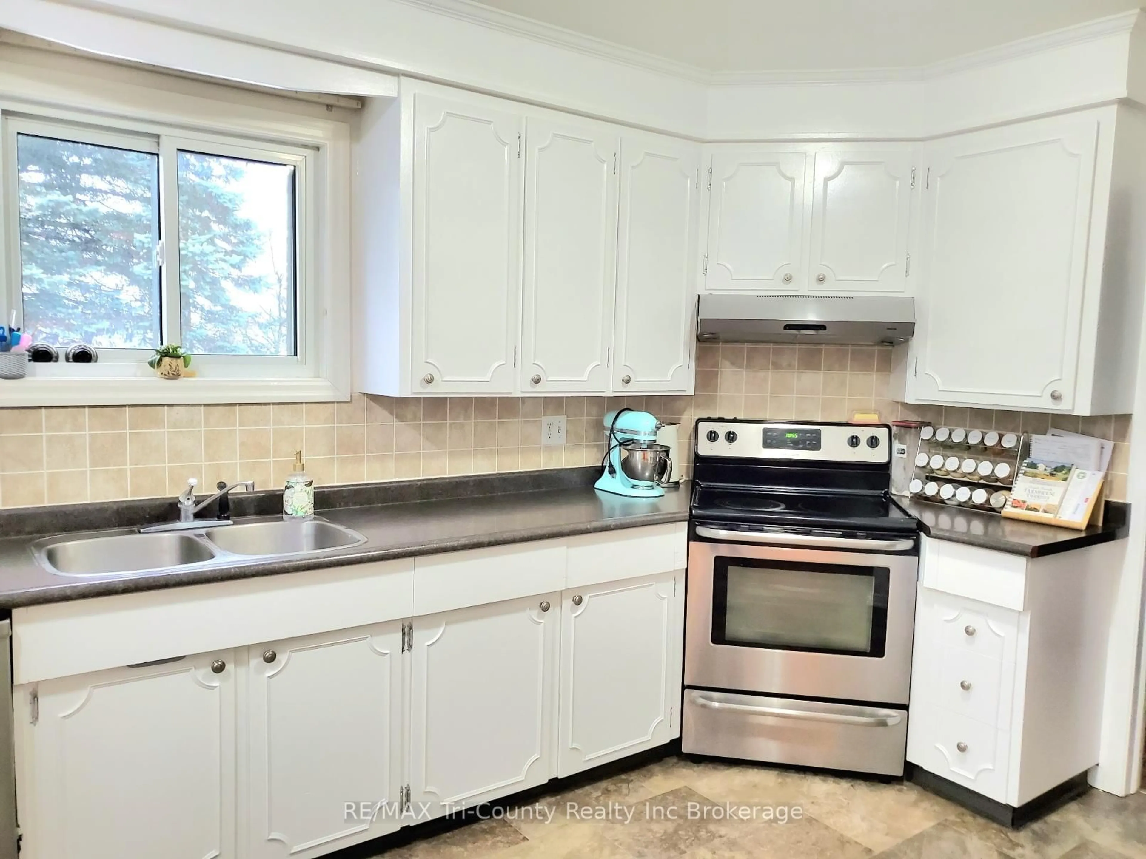 Standard kitchen, unknown for 52 North St, Tillsonburg Ontario N4G 1C1