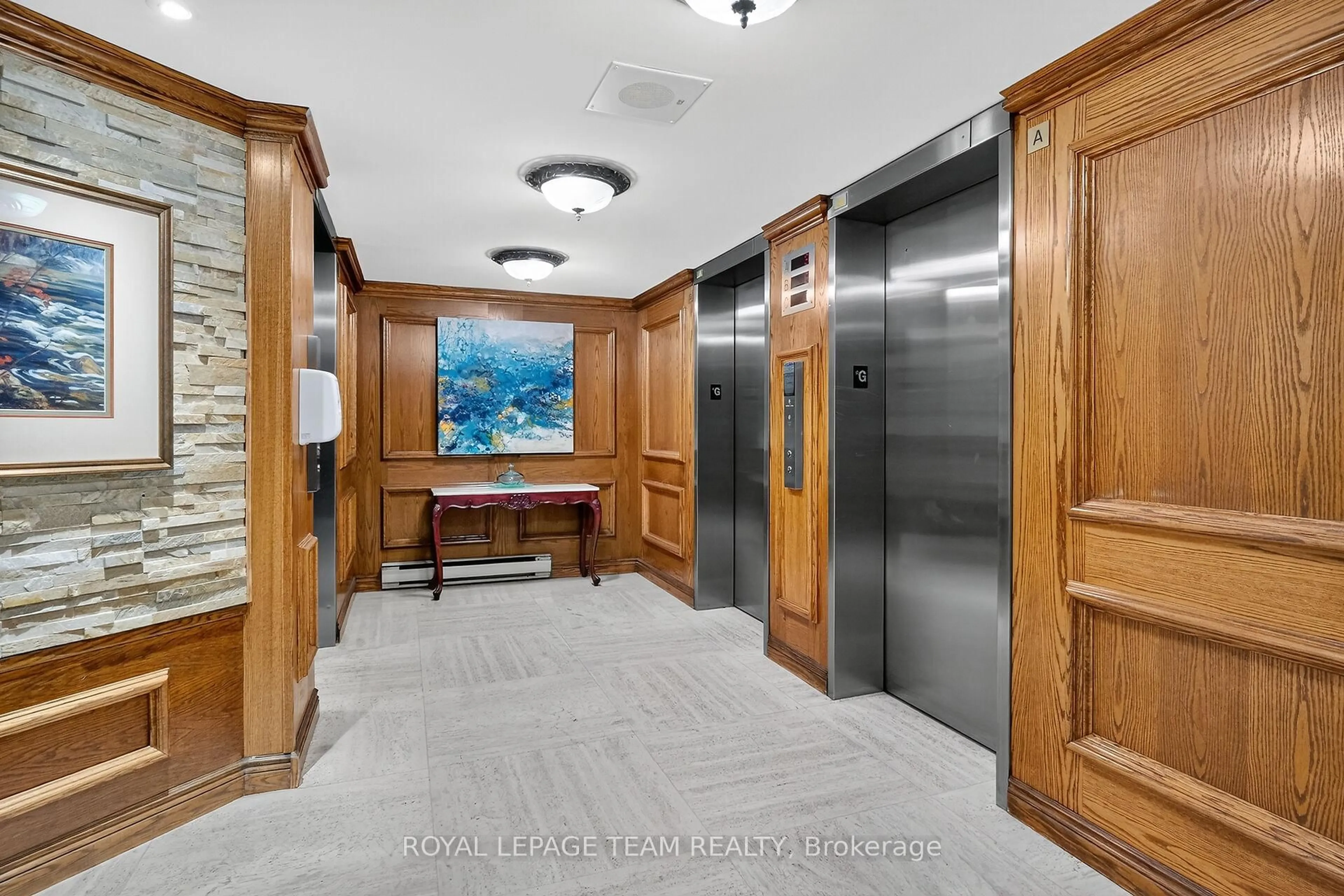 Indoor foyer for 530 Laurier Ave #1801, Ottawa Ontario K1R 7T1