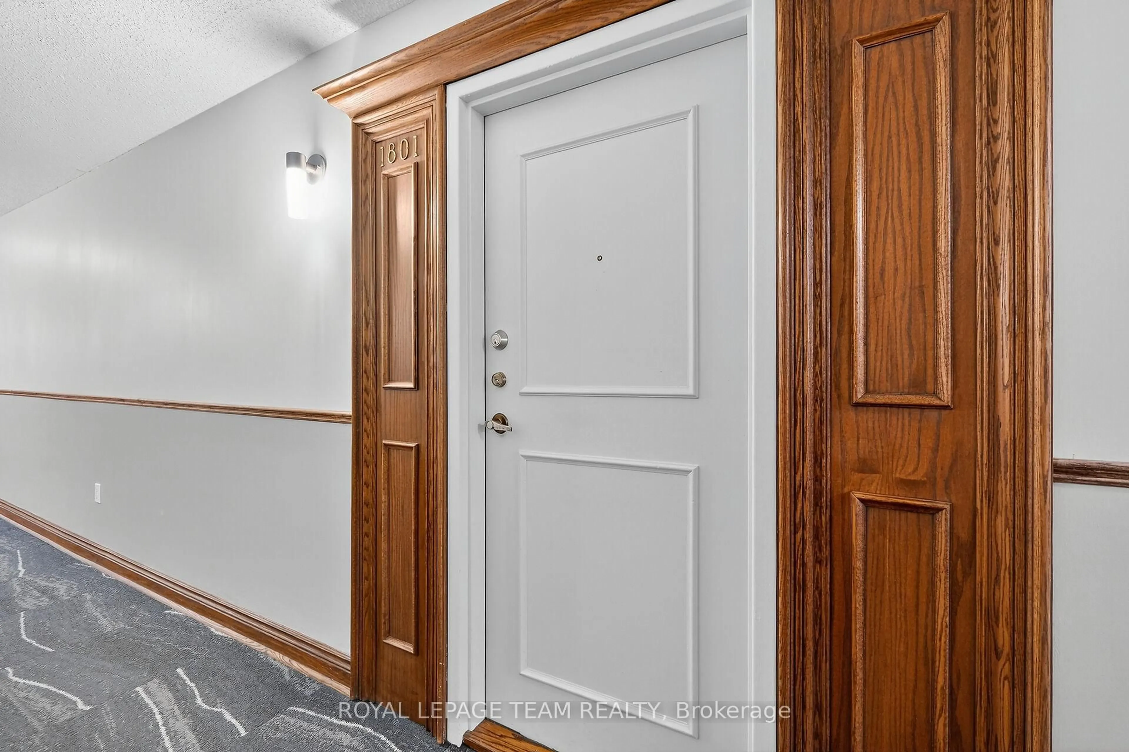 Indoor entryway for 530 Laurier Ave #1801, Ottawa Ontario K1R 7T1