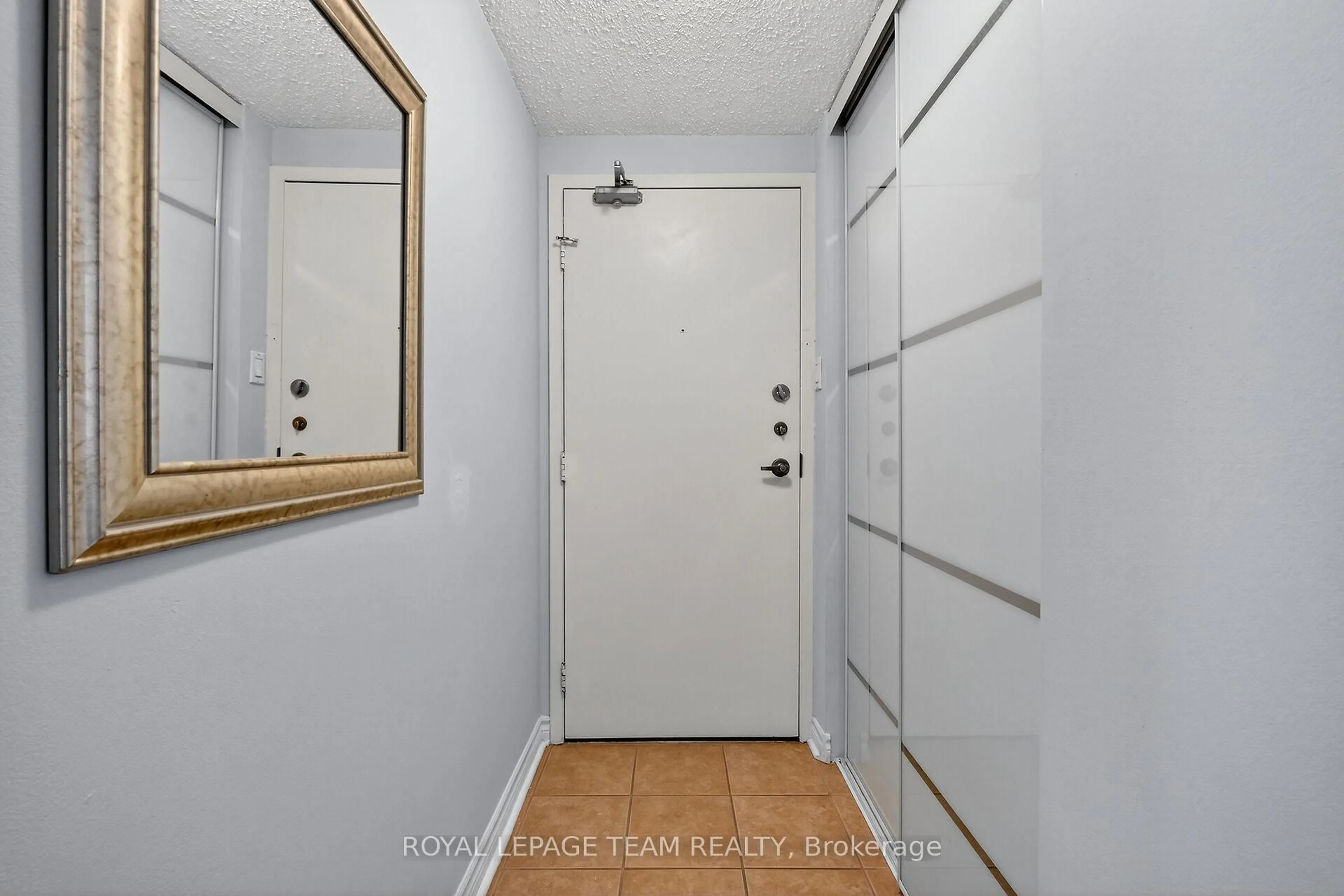 Indoor entryway for 530 Laurier Ave #1801, Ottawa Ontario K1R 7T1