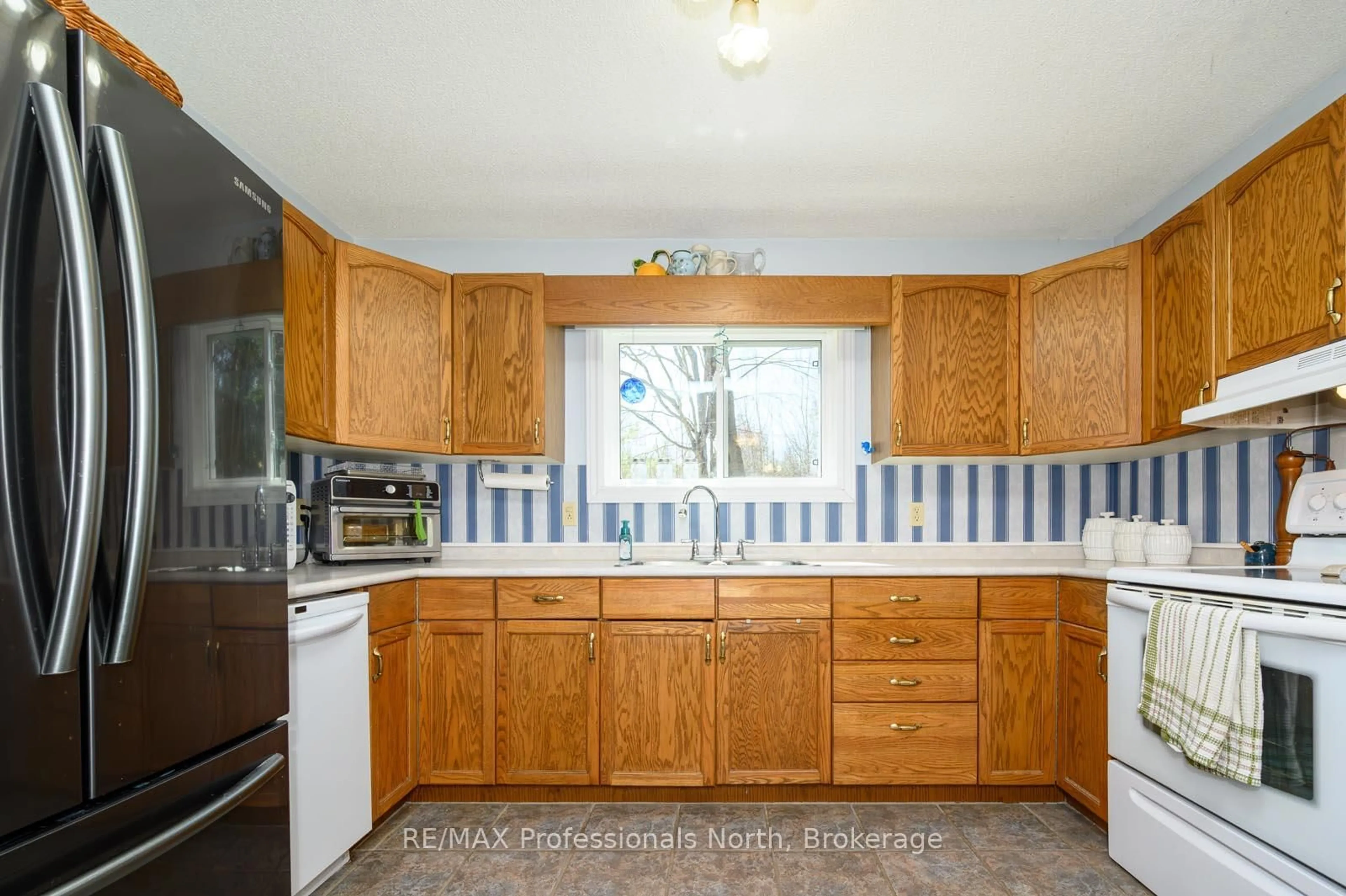 Standard kitchen, unknown for 224 Stephenson 4 Rd, Huntsville Ontario P0B 1M0