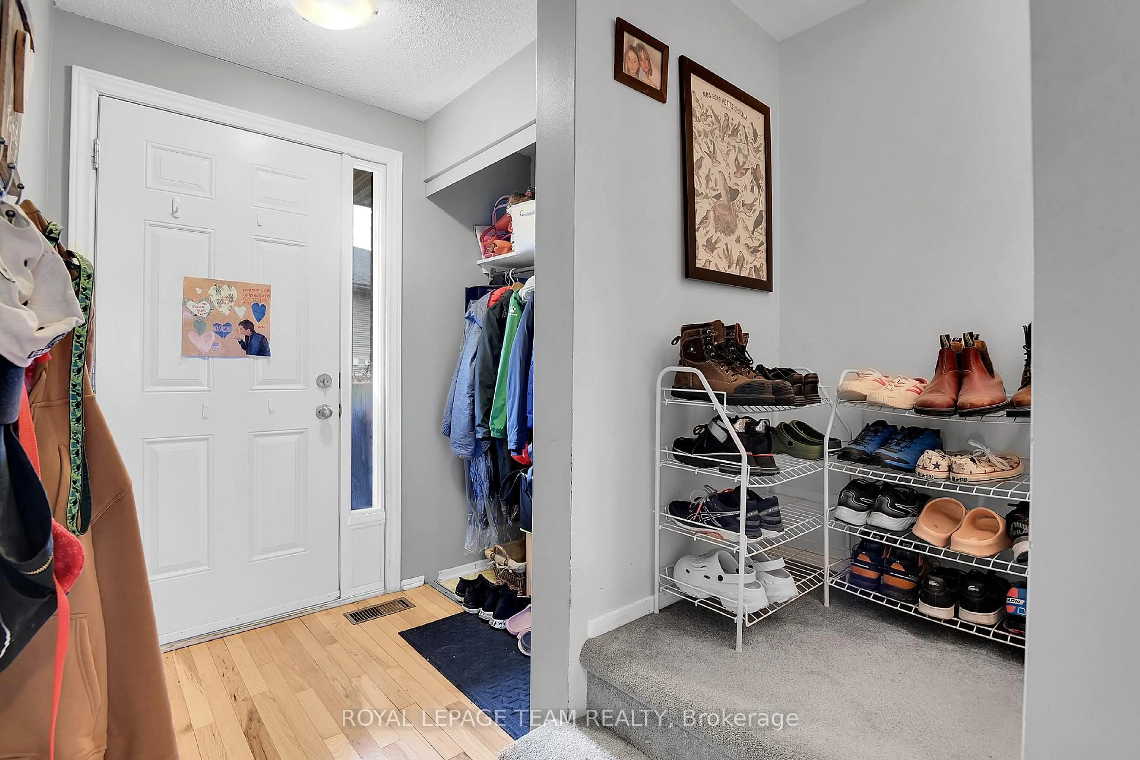 Indoor entryway for 902 Elmsmere Rd #B, Ottawa Ontario K1J 7T6