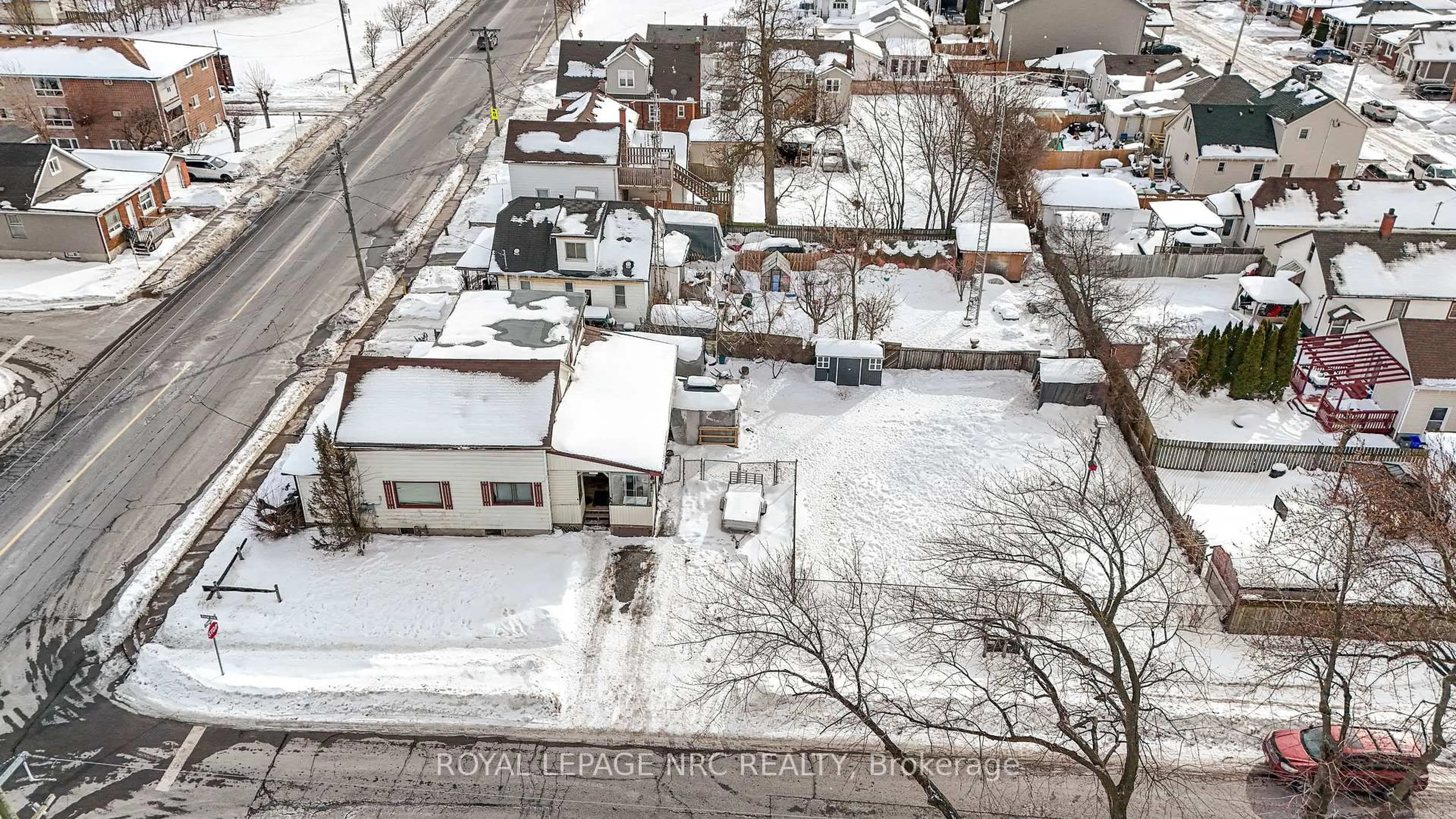 A pic from outside/outdoor area/front of a property/back of a property/a pic from drone, street for 87 Pine St, Thorold Ontario L2V 3L9