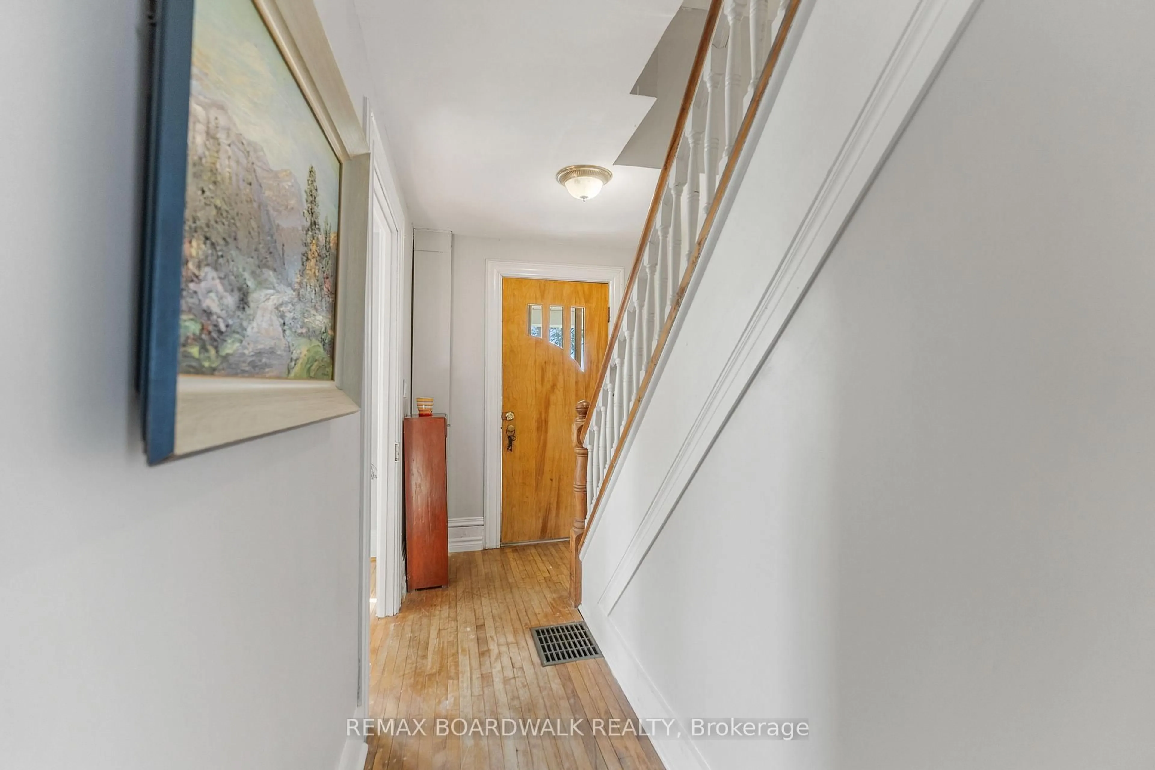 Indoor foyer for 416 Dibble St, Prescott Ontario K0E 1T0
