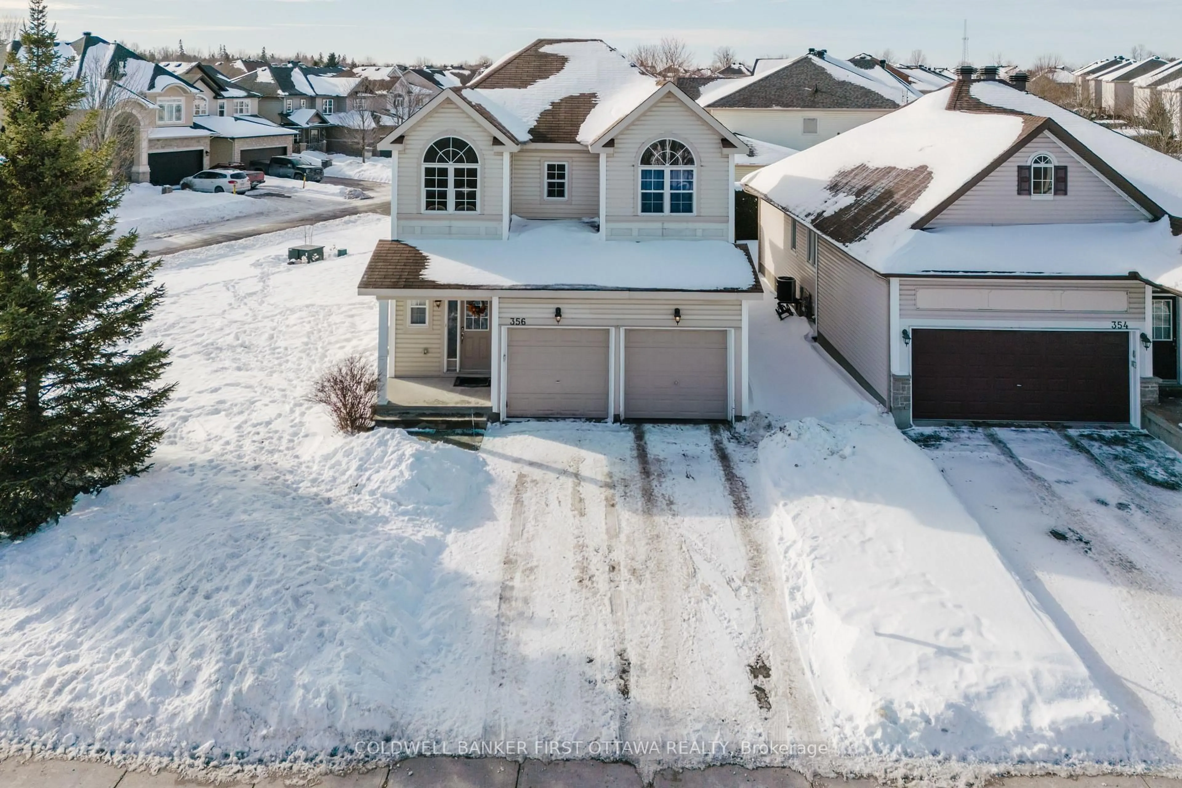 A pic from outside/outdoor area/front of a property/back of a property/a pic from drone, street for 356 West Ridge Dr, Stittsville Ontario K2S 2G8