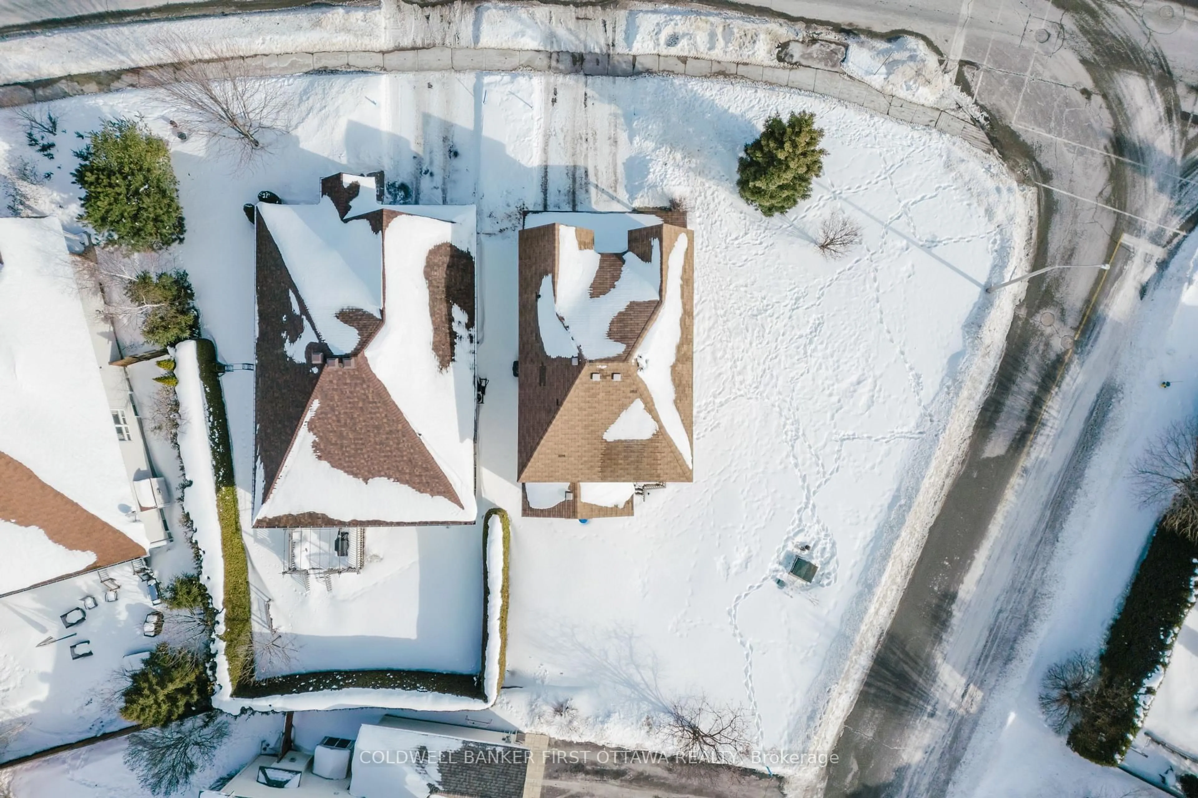 A pic from outside/outdoor area/front of a property/back of a property/a pic from drone, street for 356 West Ridge Dr, Stittsville Ontario K2S 2G8