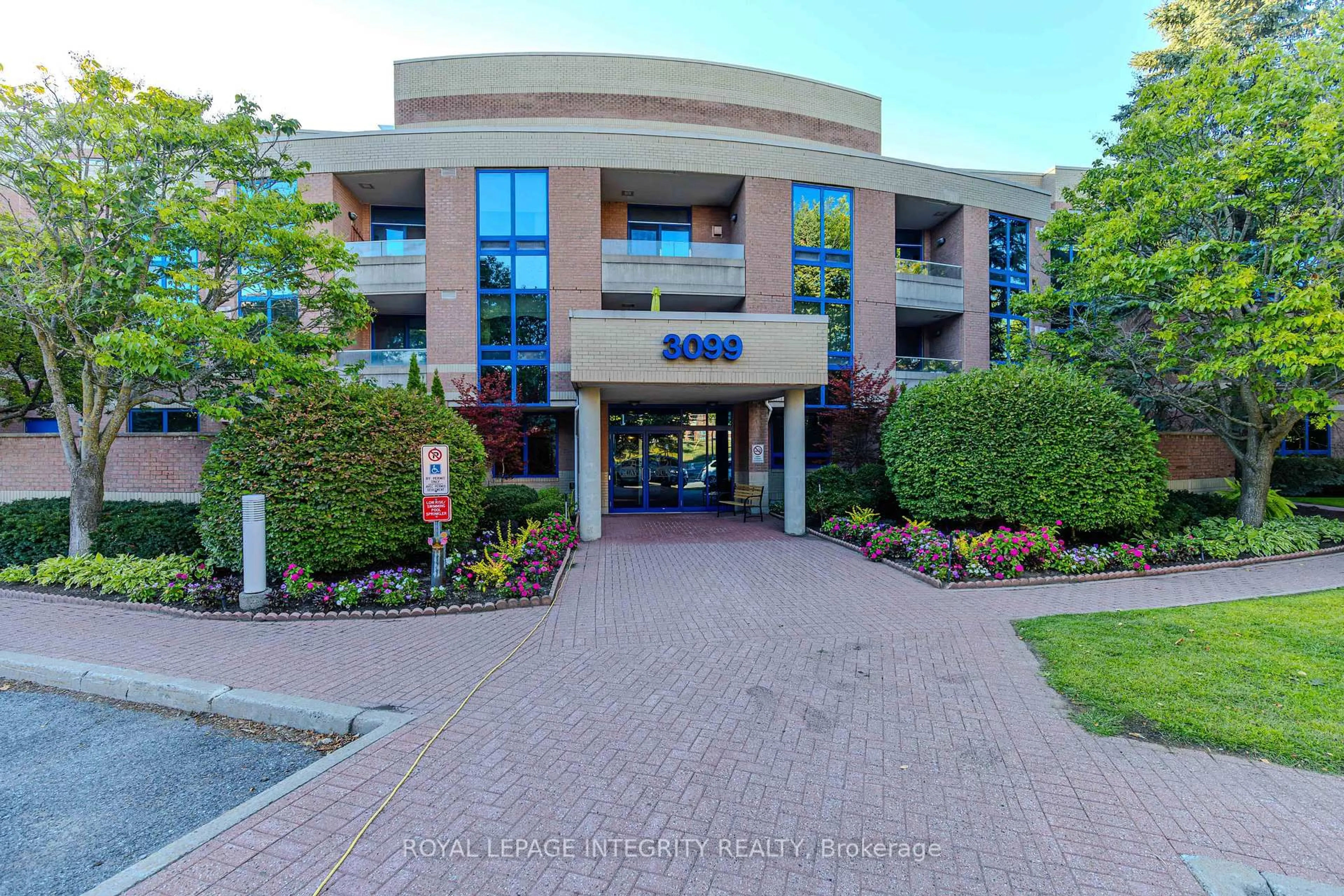 Indoor foyer for 3099 Carling Ave #203, Ottawa Ontario K2H 5A6