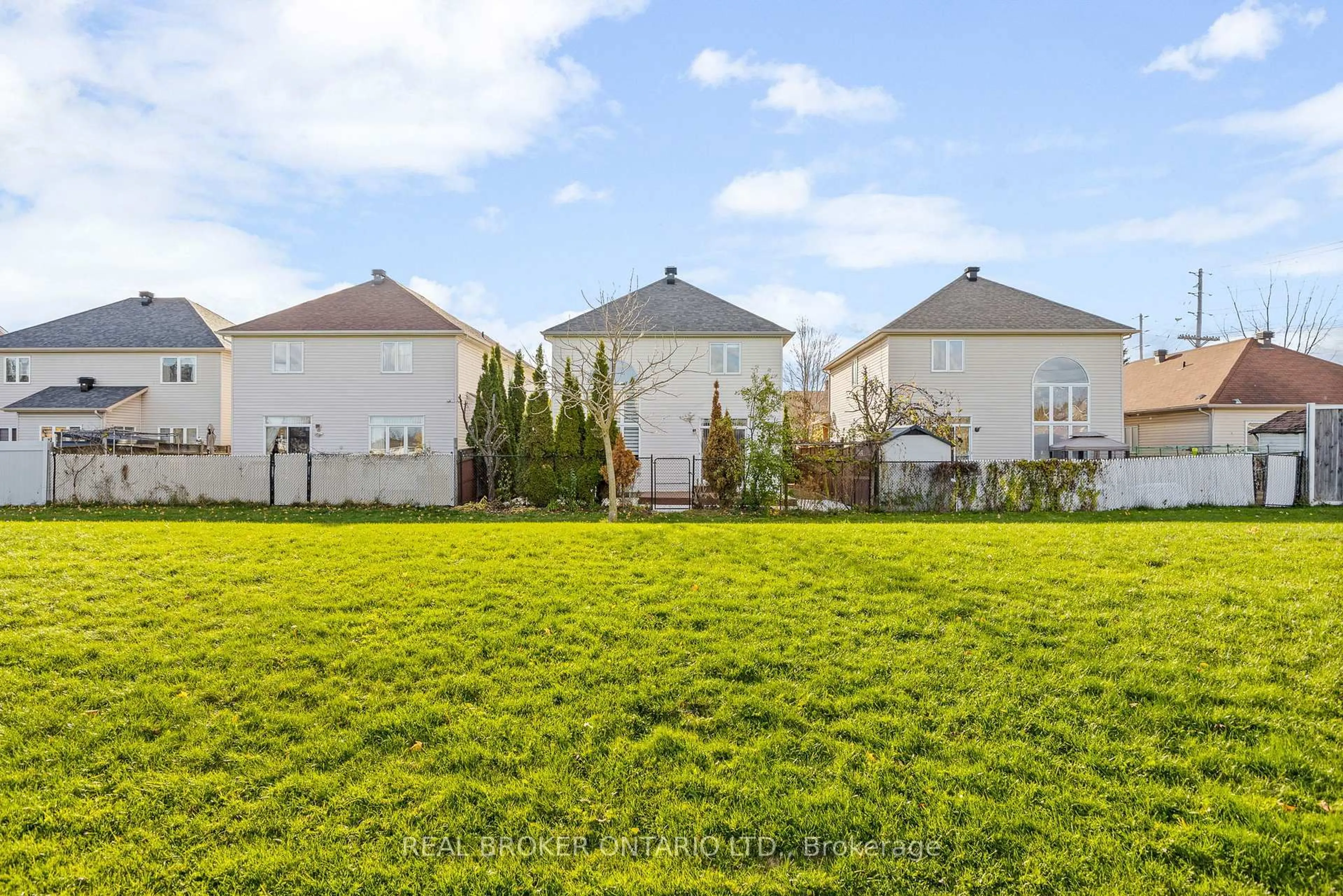 A pic from outside/outdoor area/front of a property/back of a property/a pic from drone, street for 2014 Jasper Ave, Ottawa Ontario K1V 1Z5