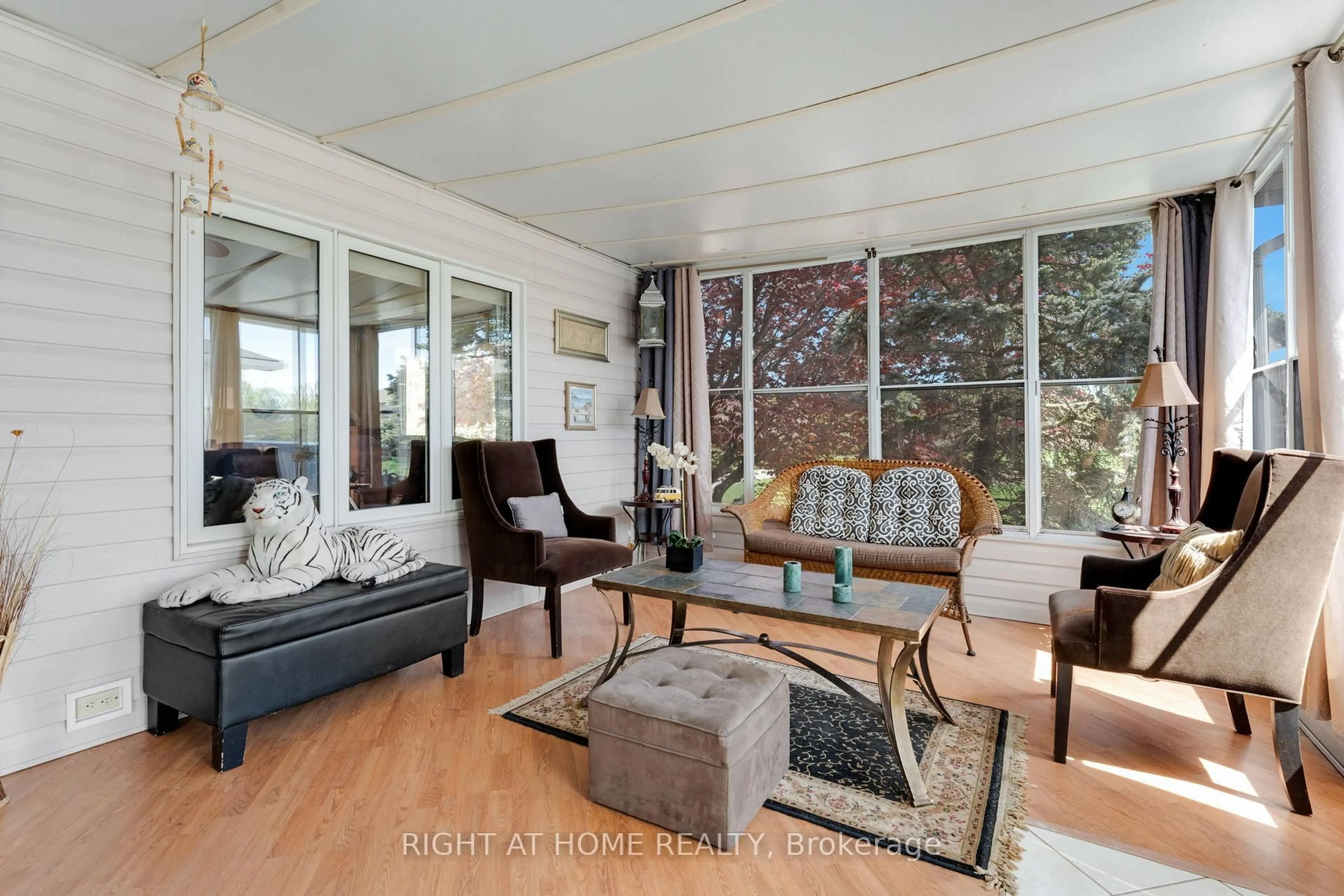 Living room with furniture, wood/laminate floor for 3033 TOWNLINE Rd #8, Fort Erie Ontario L0S 1S1