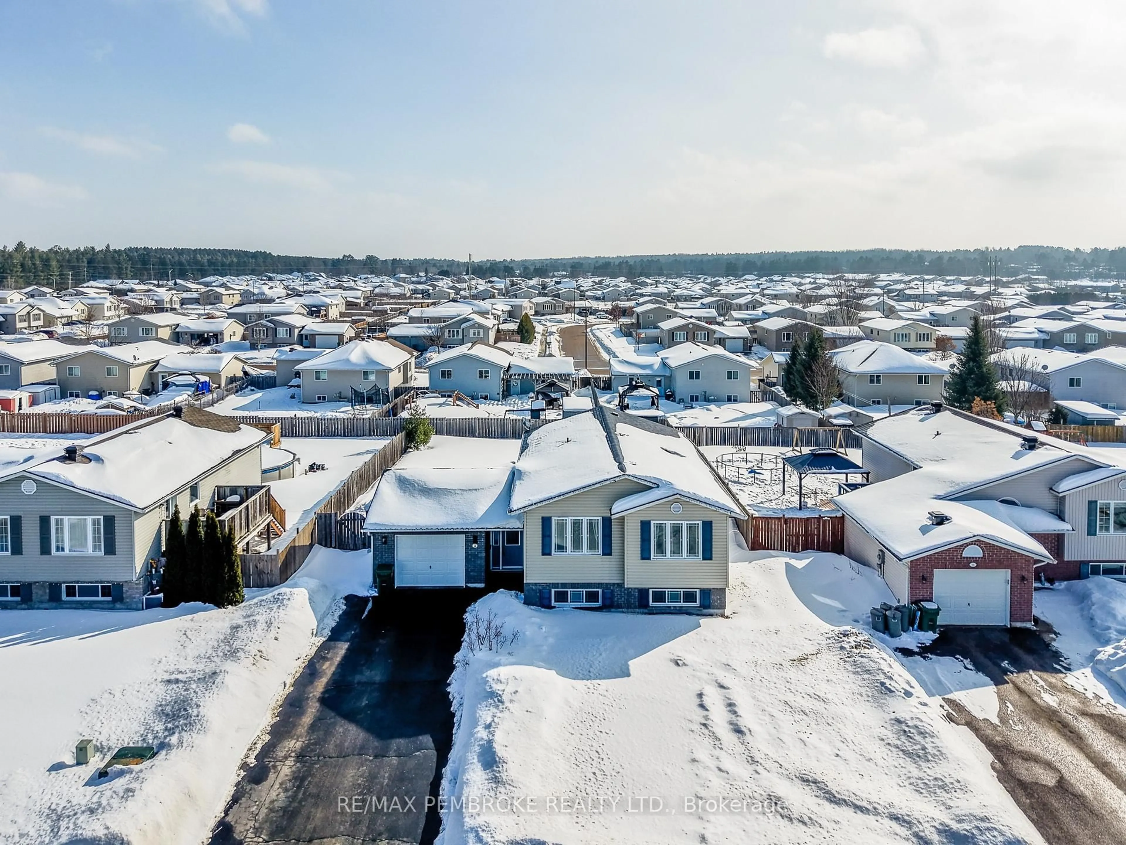 A pic from outside/outdoor area/front of a property/back of a property/a pic from drone, street for 18 Morning Star St, Petawawa Ontario K8H 0A1