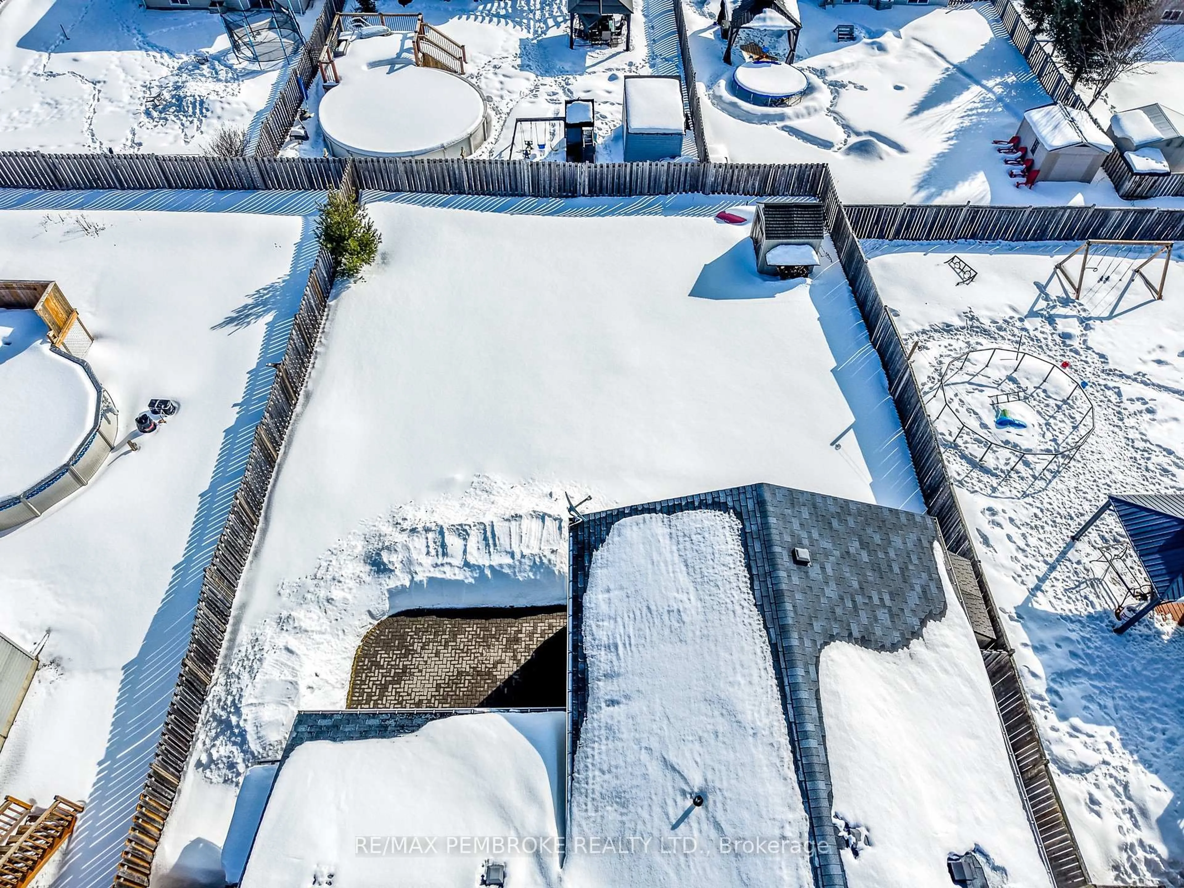 A pic from outside/outdoor area/front of a property/back of a property/a pic from drone, street for 18 Morning Star St, Petawawa Ontario K8H 0A1