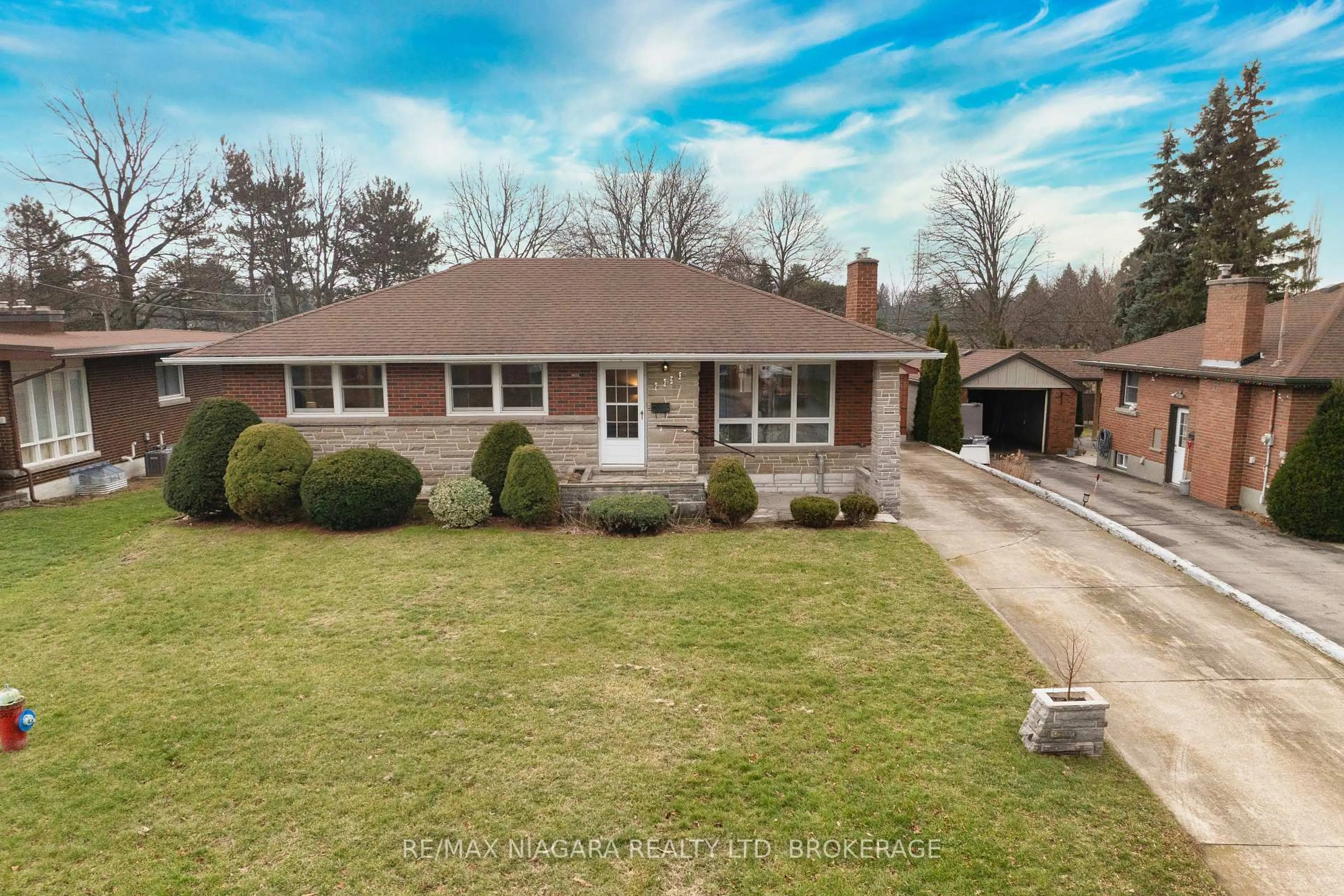 A pic from outside/outdoor area/front of a property/back of a property/a pic from drone, street for 6620 GLENDOONE St, Niagara Falls Ontario L2J 1E9