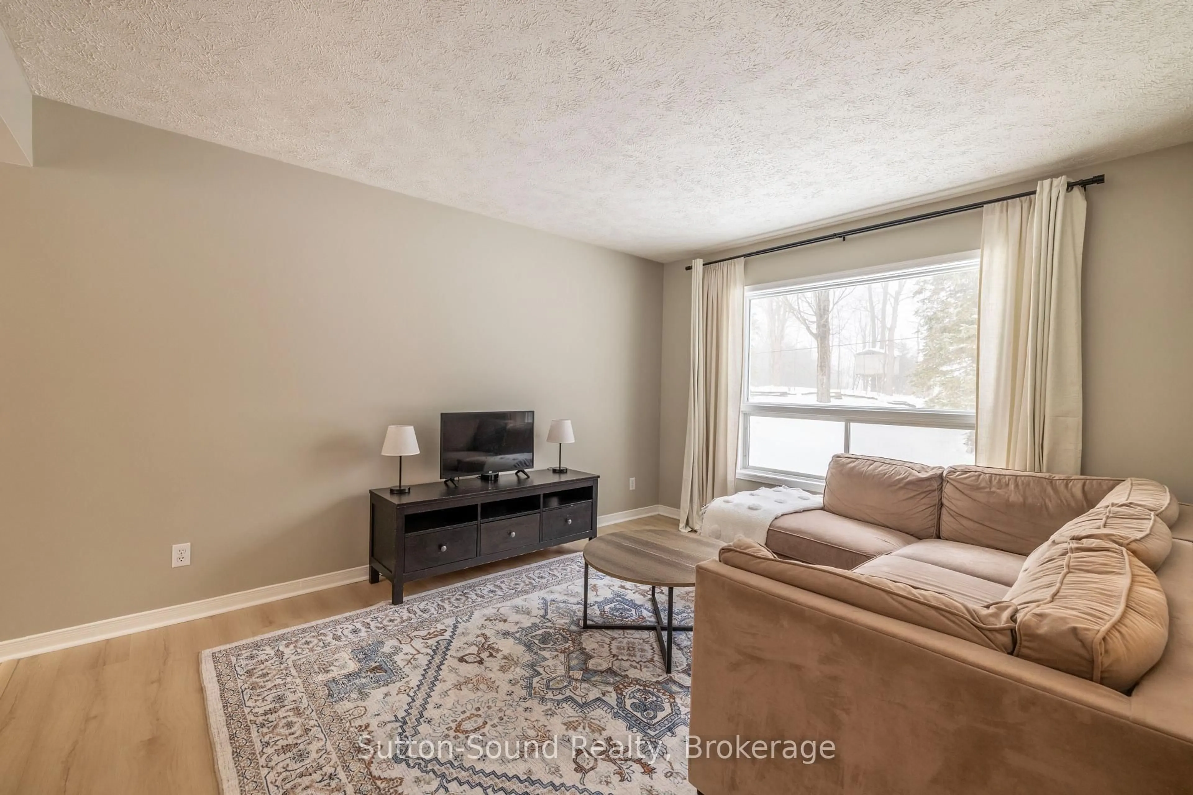 Living room with furniture, carpet floor for 280216 Sideroad 15, Georgian Bluffs Ontario N0H 2K0