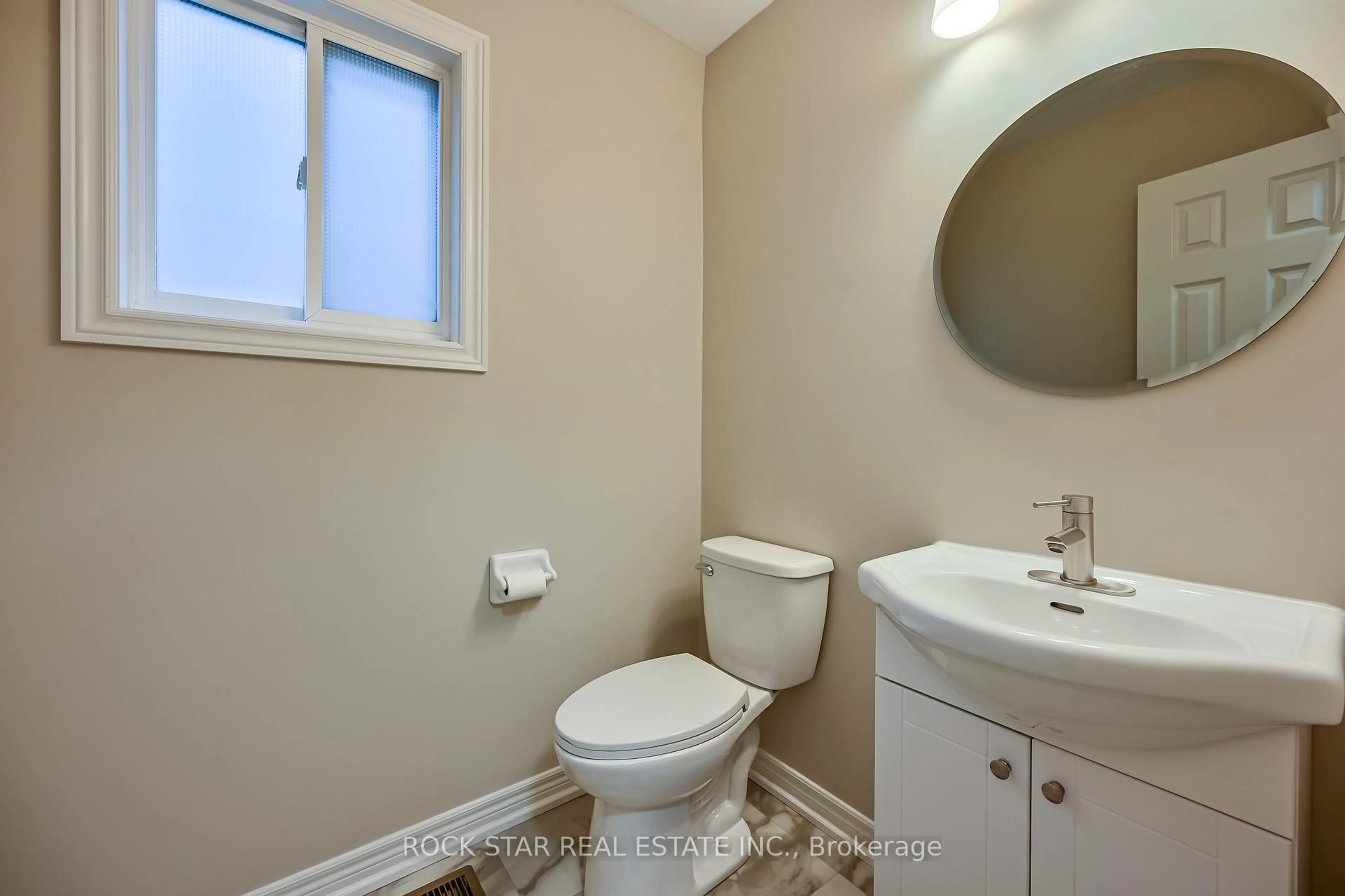 Standard bathroom, ceramic/tile floor for 8 Livingstone Cres, Cambridge Ontario N3H 5S7