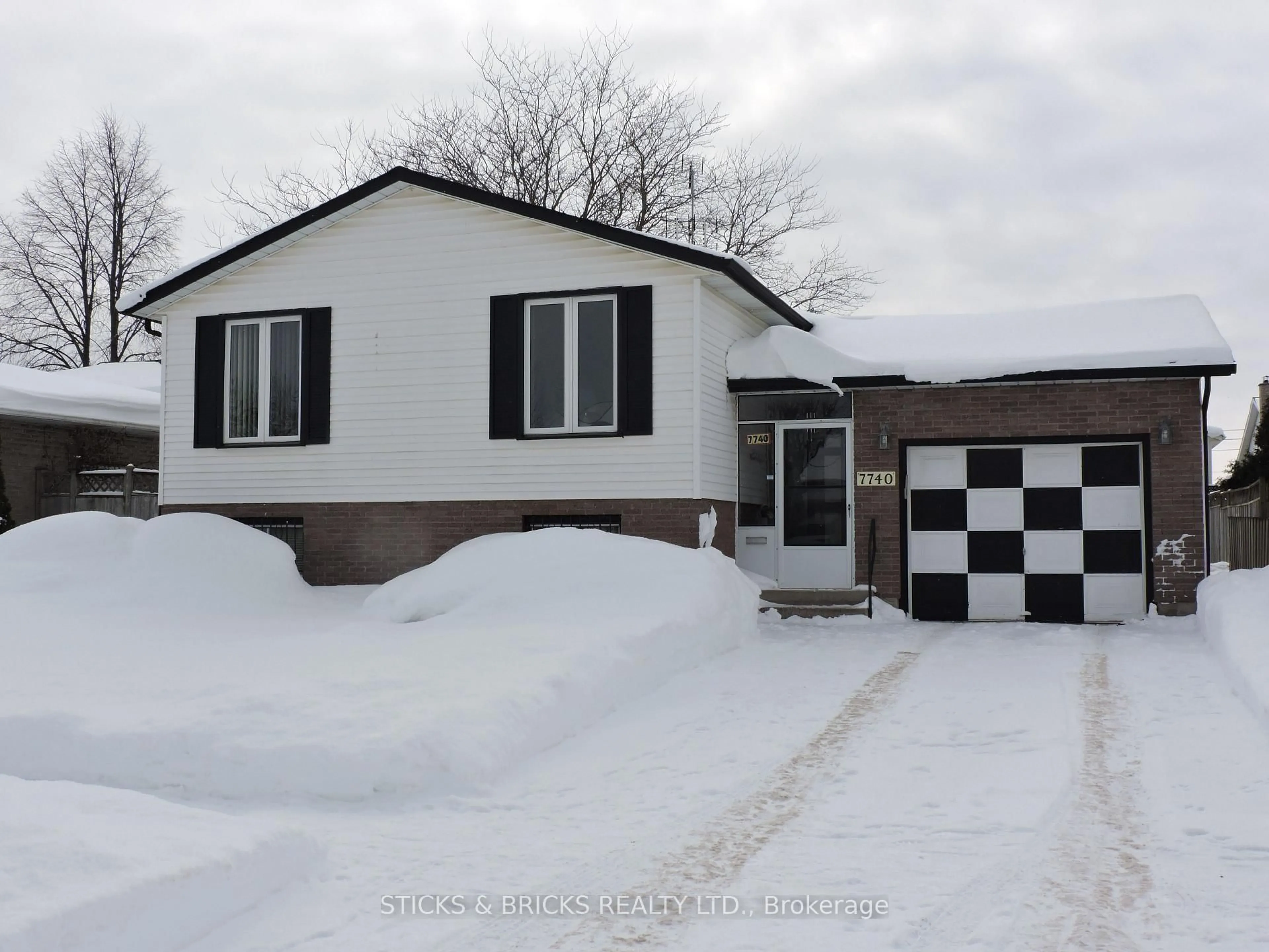 Home with vinyl exterior material, street for 7740 Chorozy St, Niagara Falls Ontario L2H 2N9