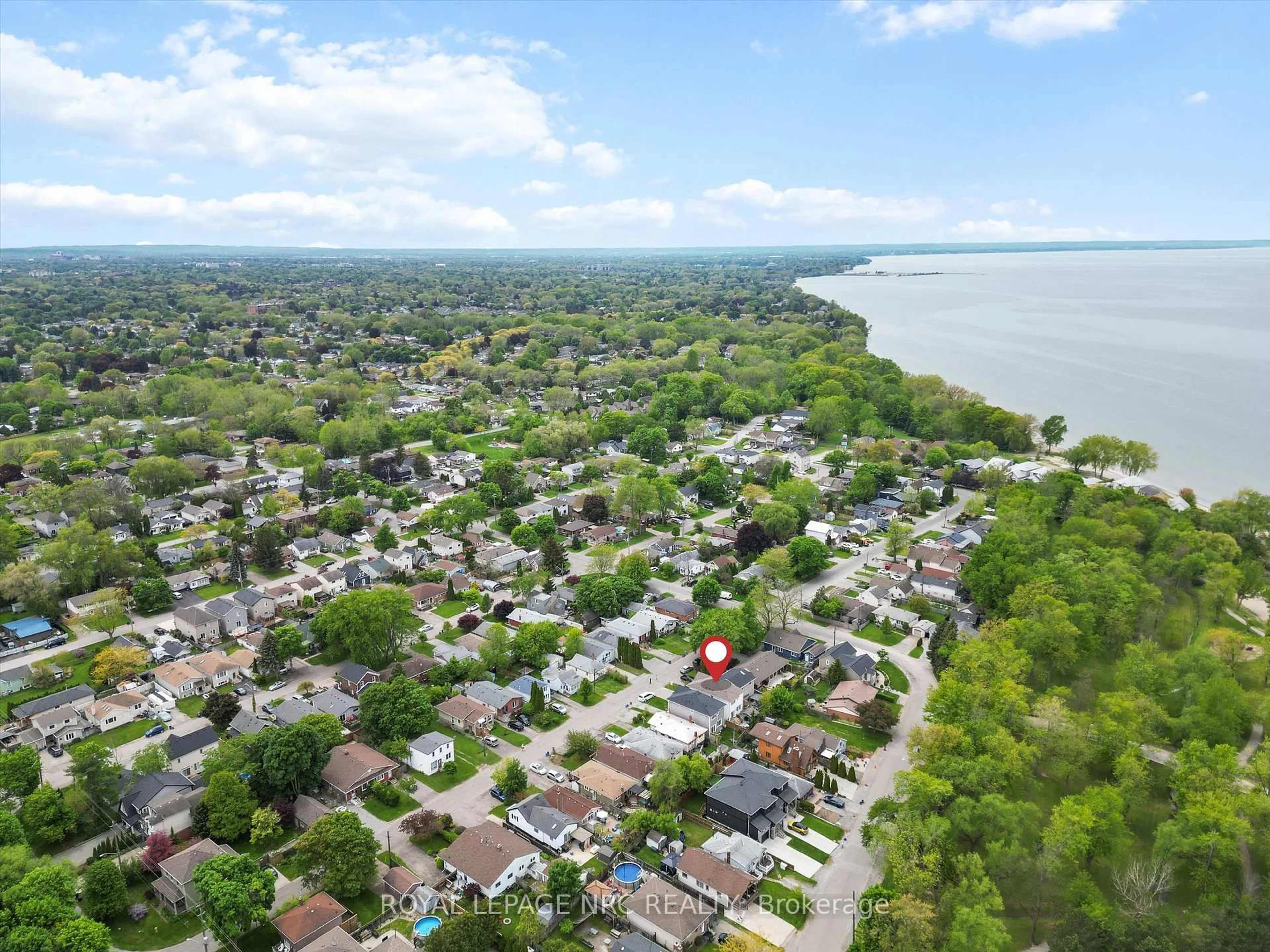 A pic from outside/outdoor area/front of a property/back of a property/a pic from drone, water/lake/river/ocean view for 39B Beachaven Dr, St. Catharines Ontario L2M 1A6