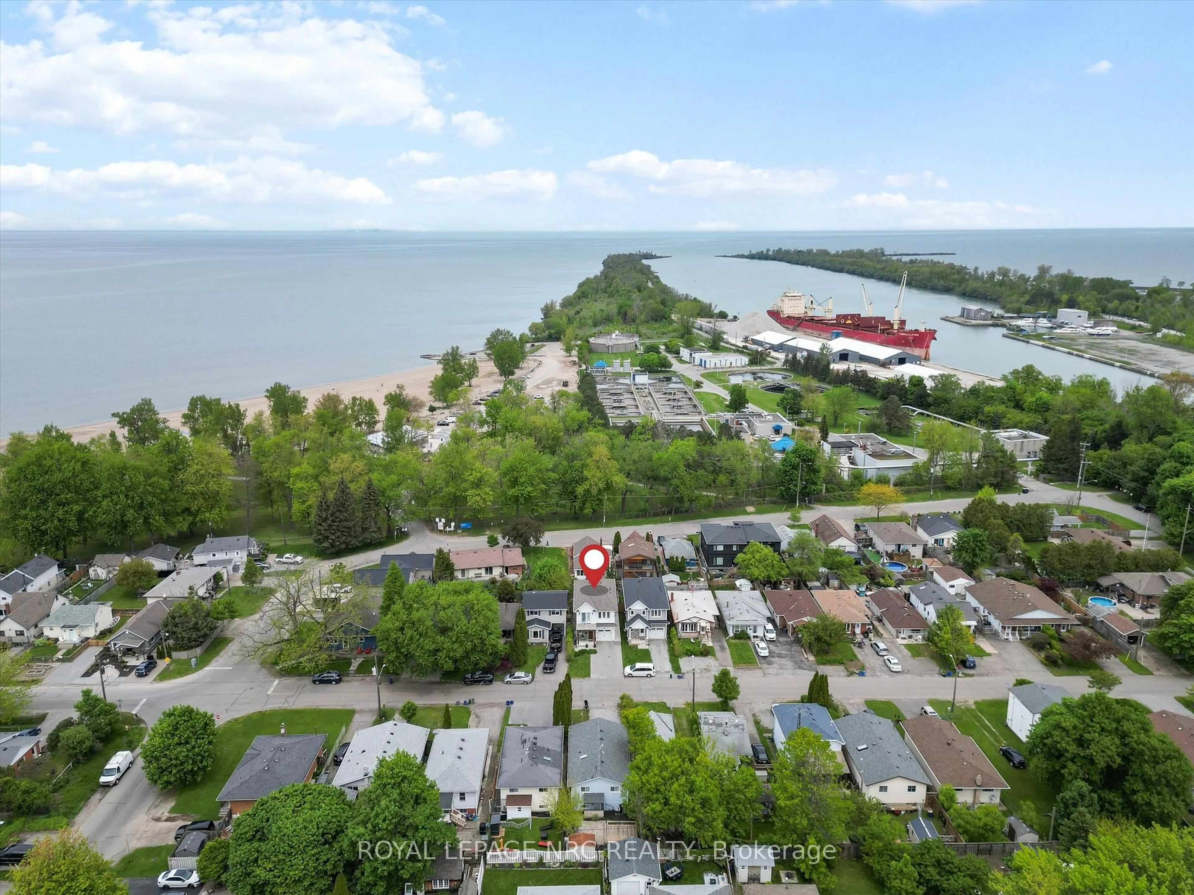 A pic from outside/outdoor area/front of a property/back of a property/a pic from drone, water/lake/river/ocean view for 39B Beachaven Dr, St. Catharines Ontario L2M 1A6