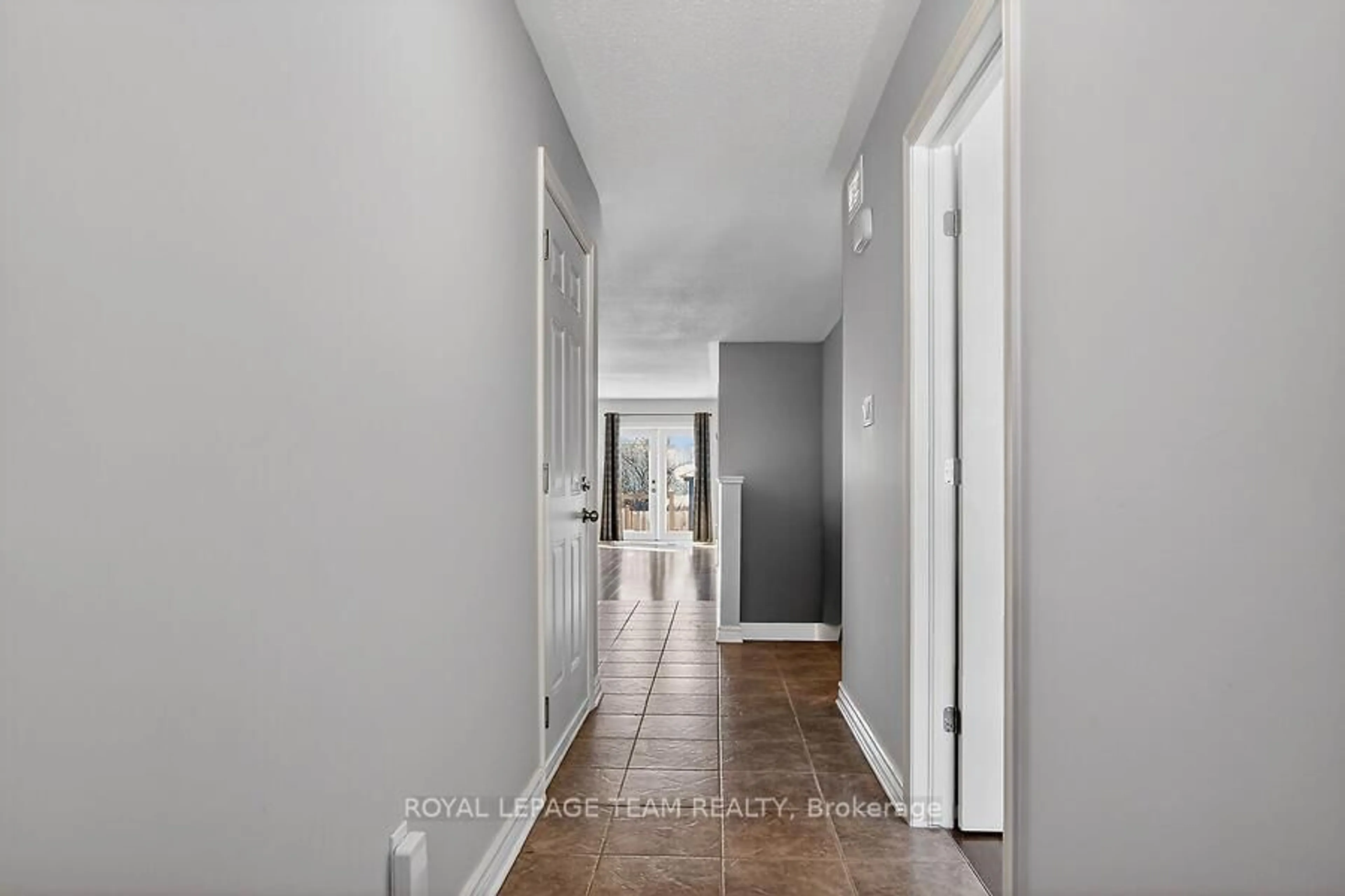Indoor entryway for 464 Honeyborne St, Almonte Ontario K0A 1A0