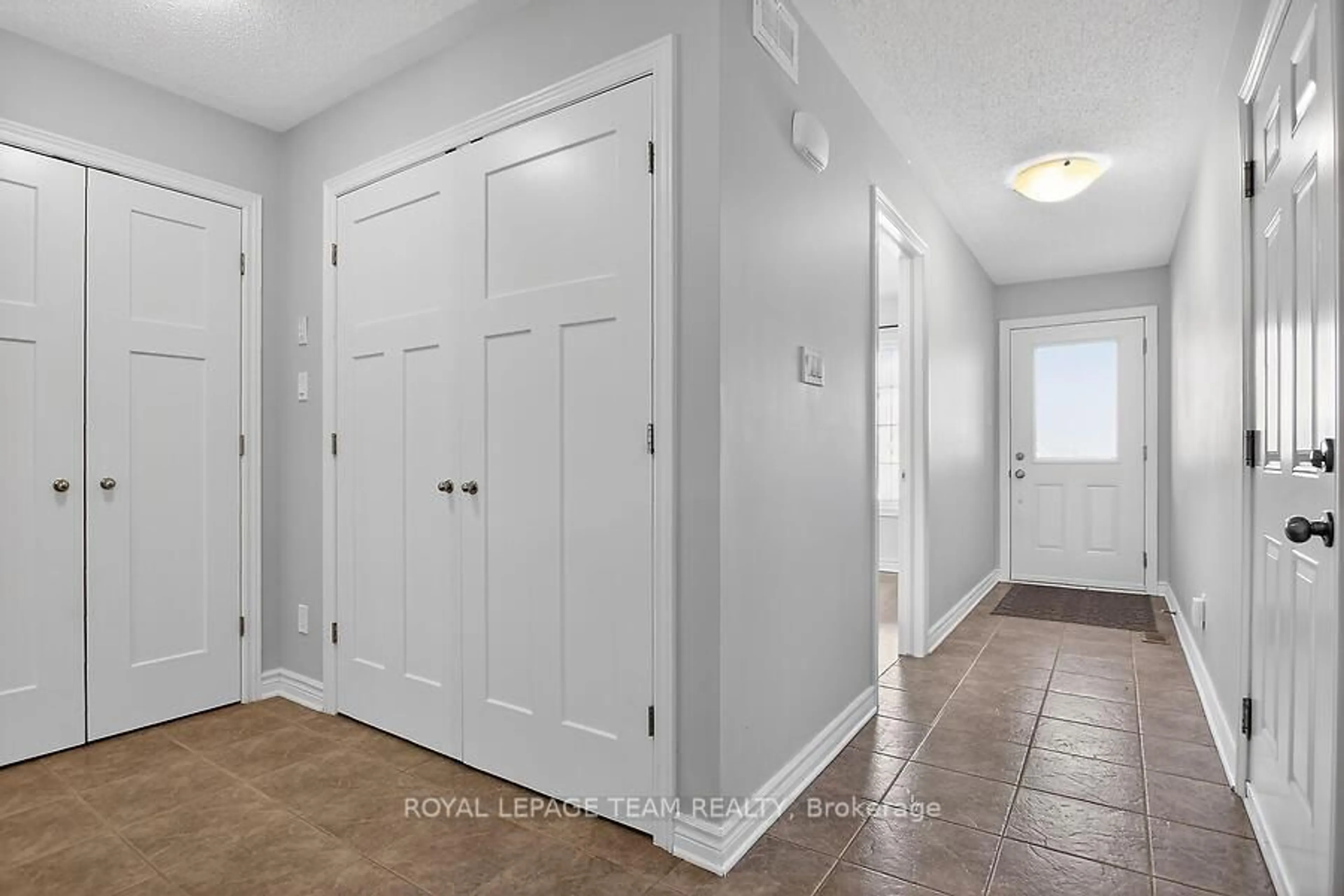 Indoor entryway for 464 Honeyborne St, Almonte Ontario K0A 1A0