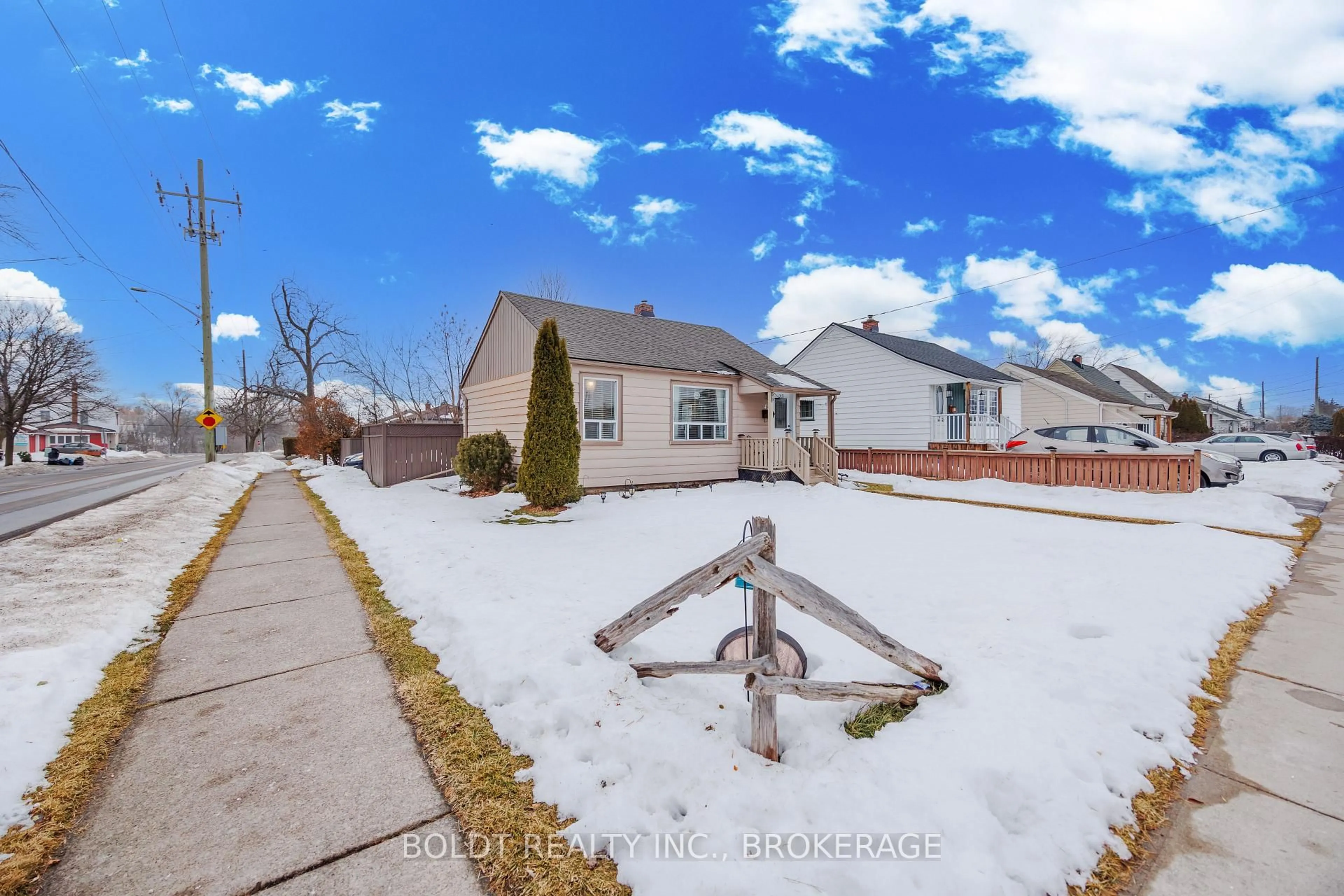 A pic from outside/outdoor area/front of a property/back of a property/a pic from drone, street for 42 Barley Dr, St. Catharines Ontario L2P 2M5