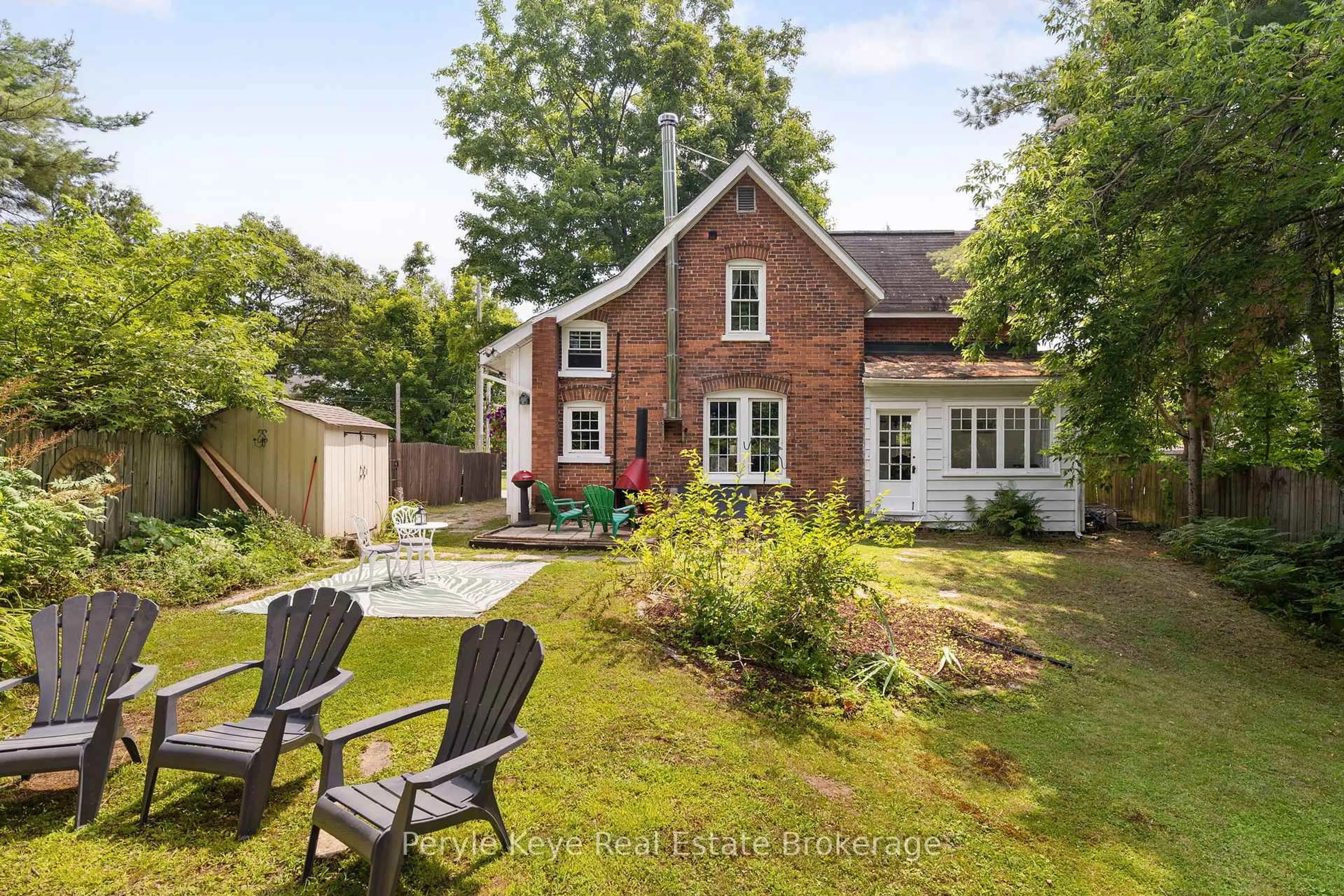 A pic from outside/outdoor area/front of a property/back of a property/a pic from drone, street for 9 King St, Bracebridge Ontario P1L 1H4