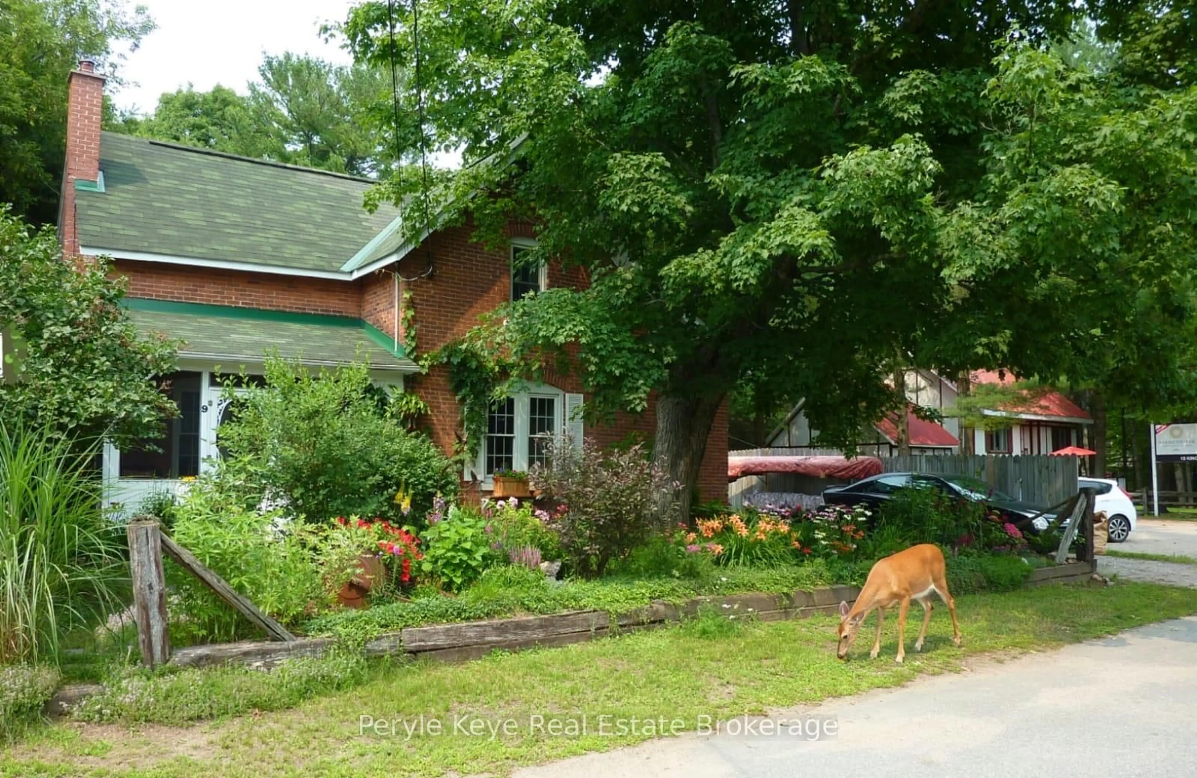 A pic from outside/outdoor area/front of a property/back of a property/a pic from drone, street for 9 King St, Bracebridge Ontario P1L 1H4
