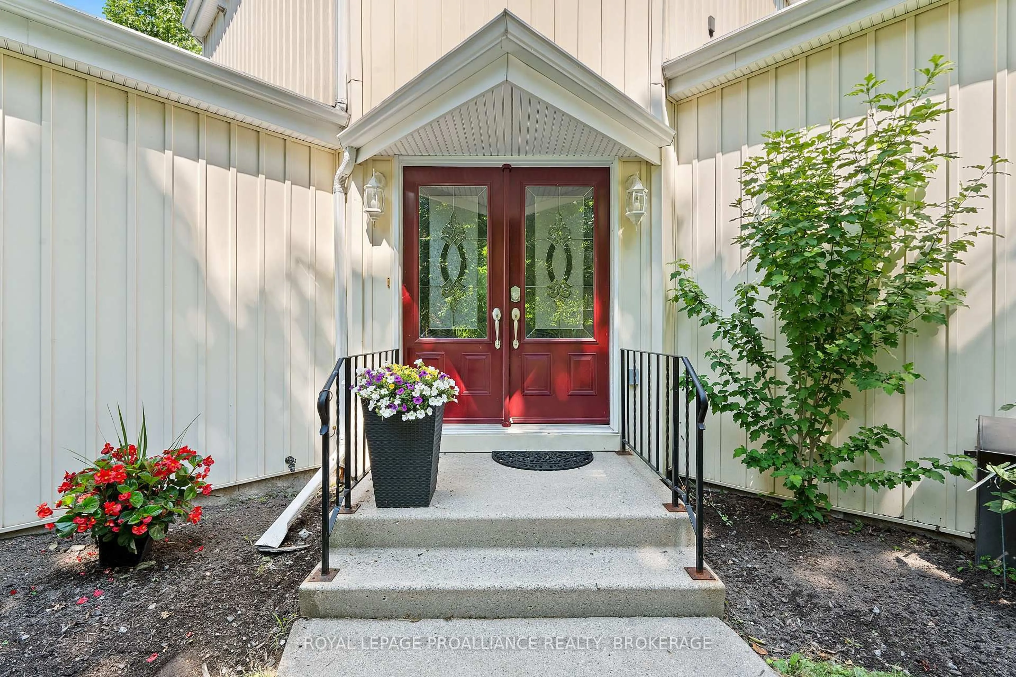 Indoor entryway for 5 Wilmot St, Kingston Ontario K7L 4V1