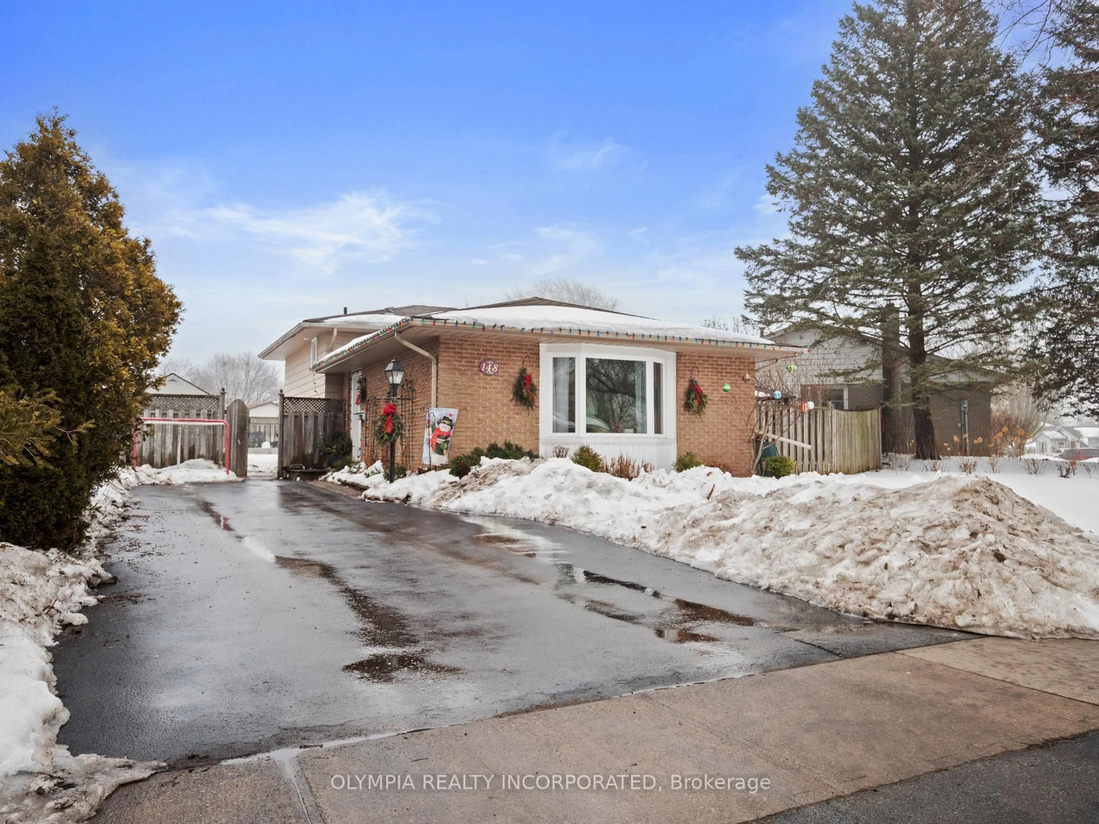 Home with brick exterior material, street for 148 Leaside Dr, Welland Ontario L3C 6H1